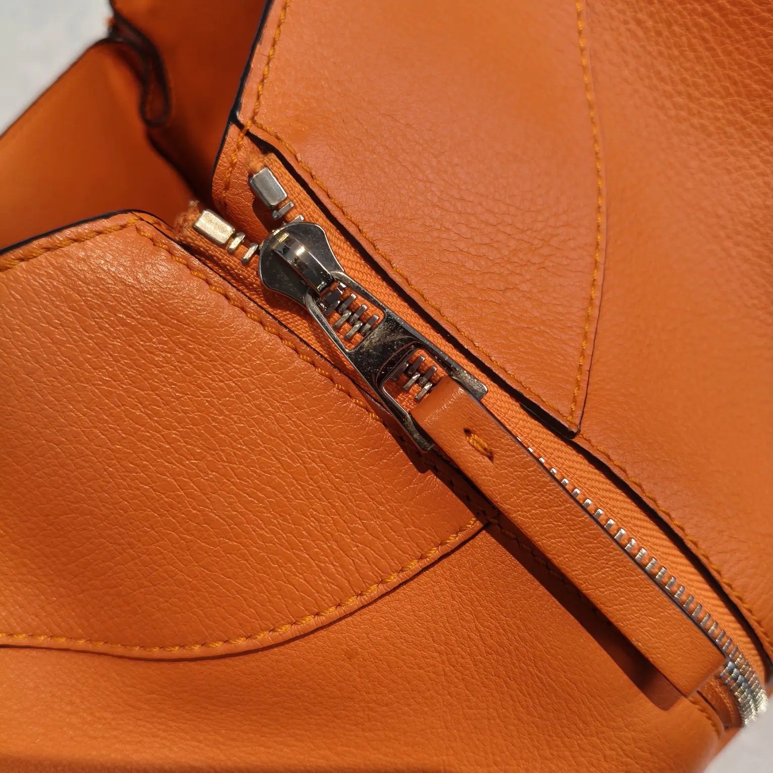 [#705]Pre owned Loewe Anton Calfskin Orange Crossbody bag BJ110&0404
