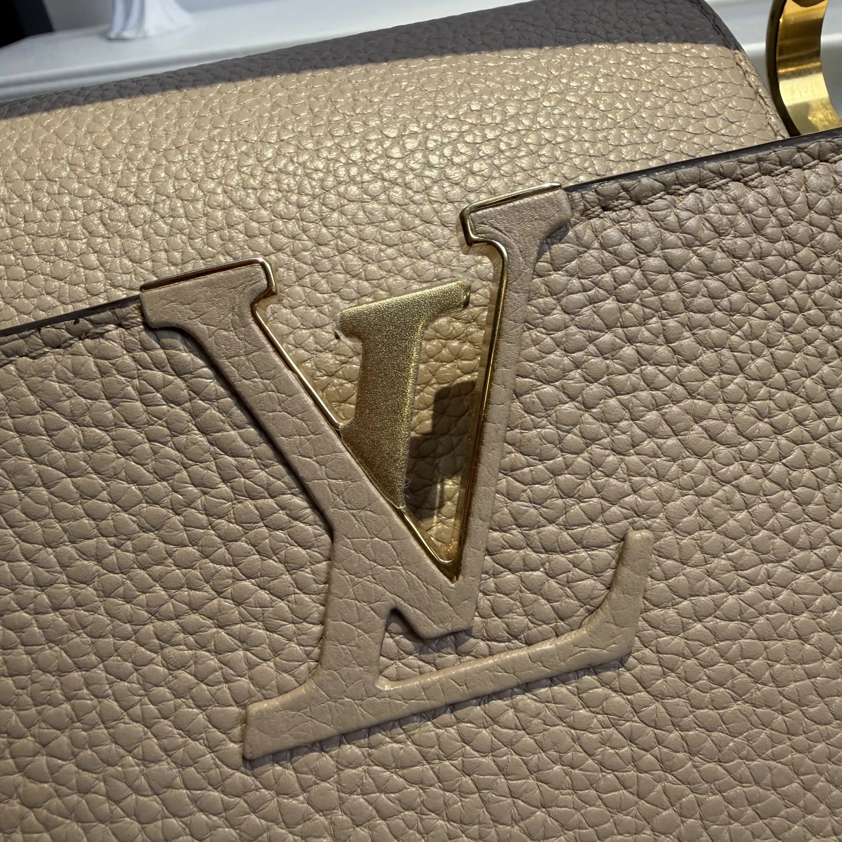 [#611]Pre owned Louis Vuitton Capicines medium Grey Golden Hardware BJ110MC050115