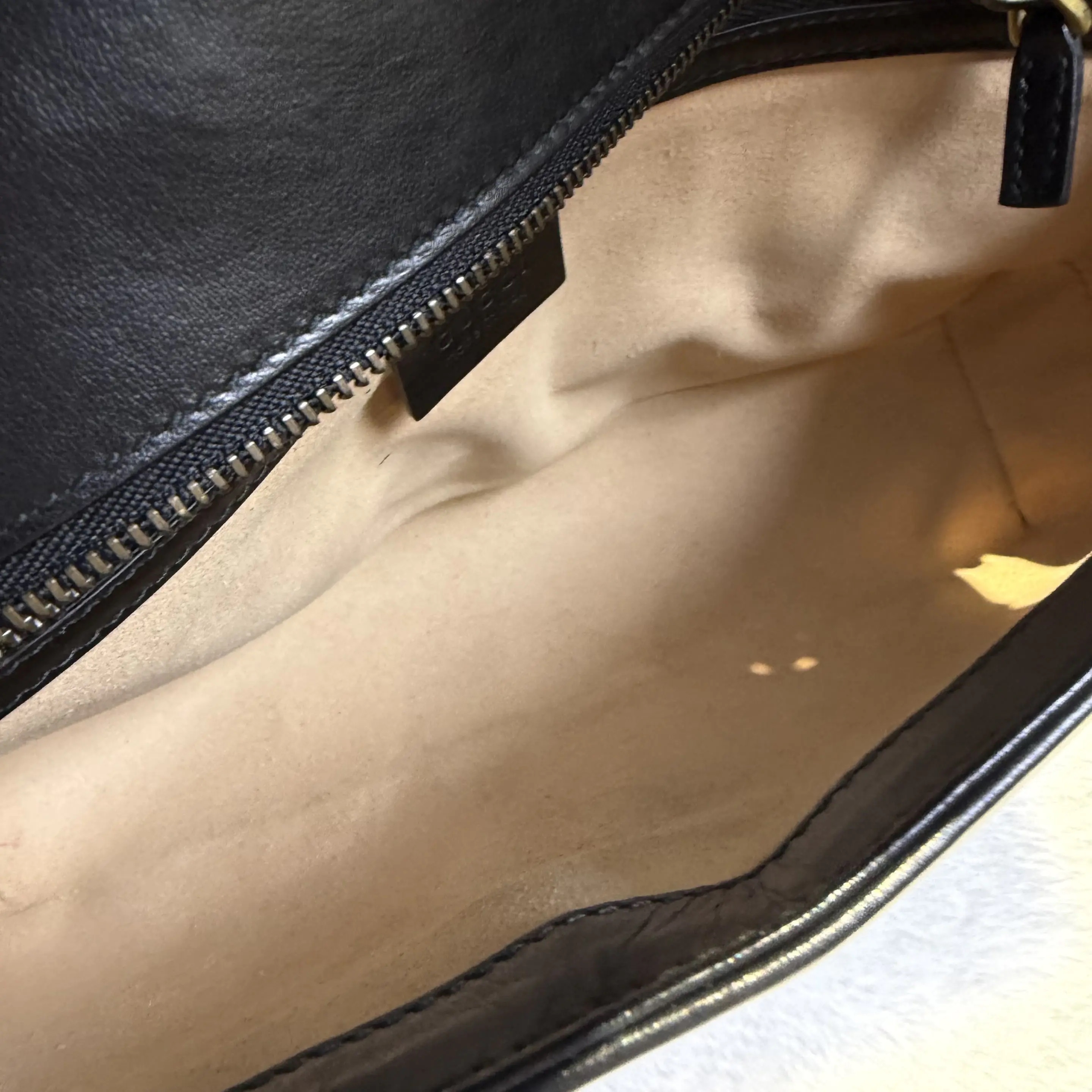 [#609]Pre owned Gucci Marmont Black Calfskin Medium 26