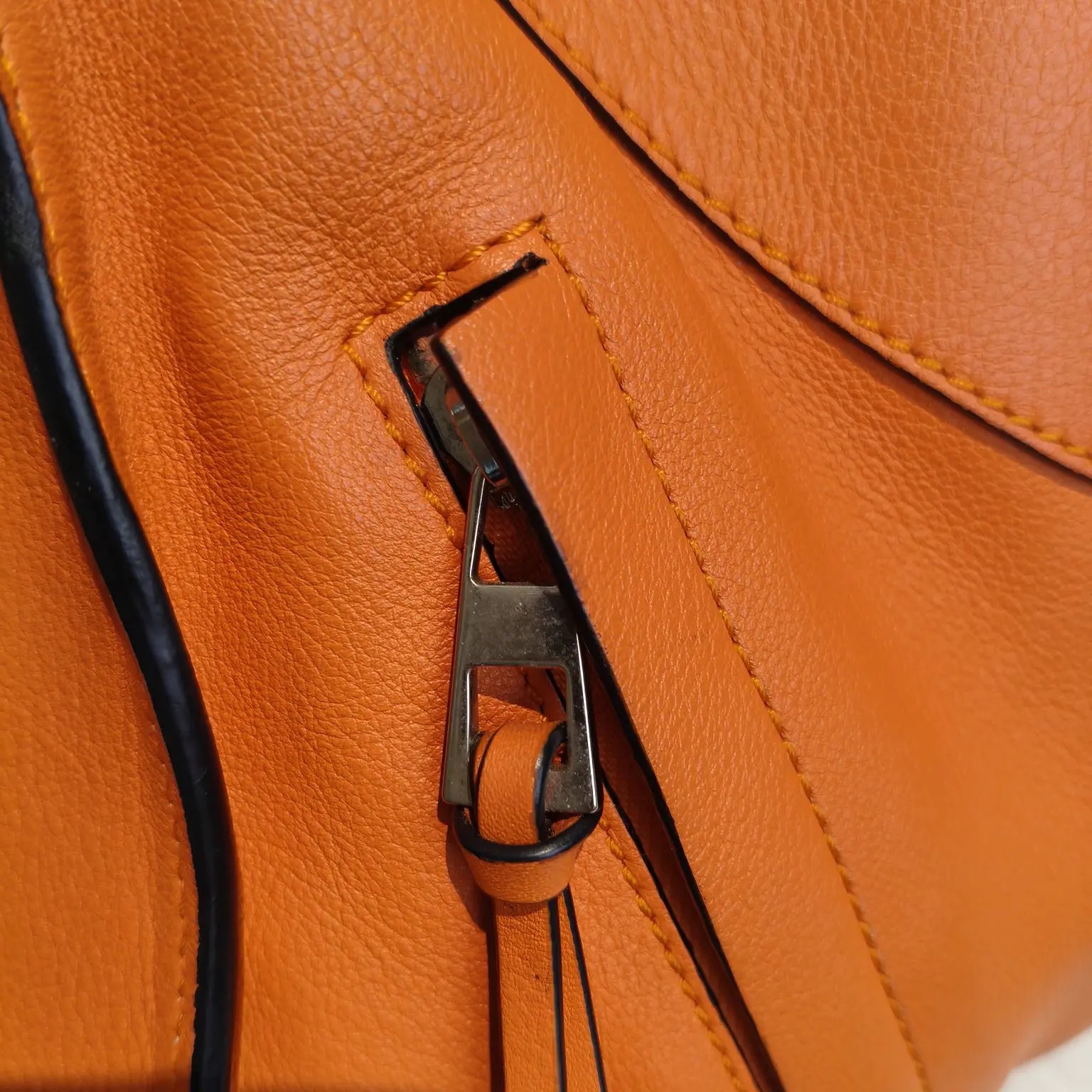 [#705]Pre owned Loewe Anton Calfskin Orange Crossbody bag BJ110&0404