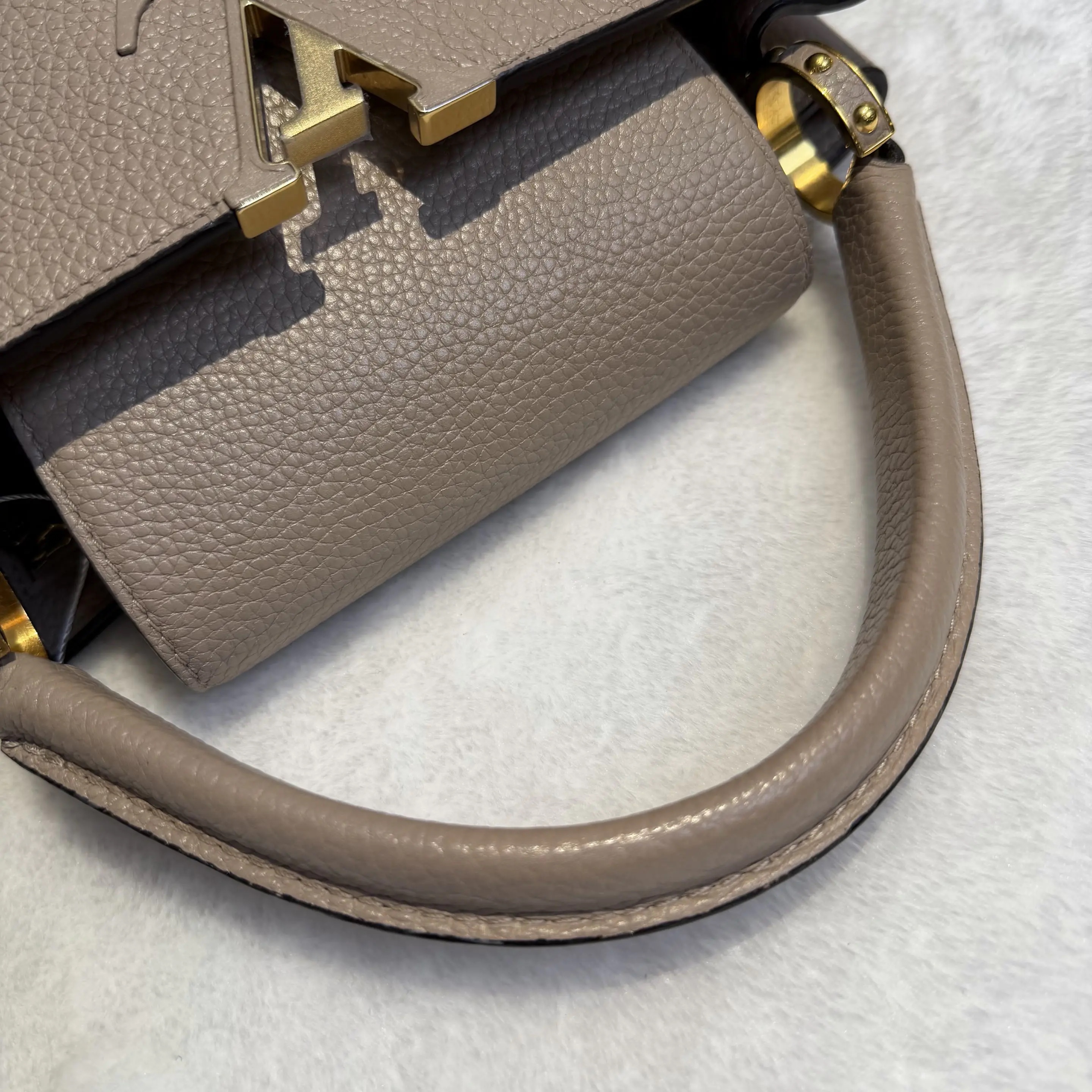 [#611]Pre owned Louis Vuitton Capicines medium Grey Golden Hardware BJ110MC050115