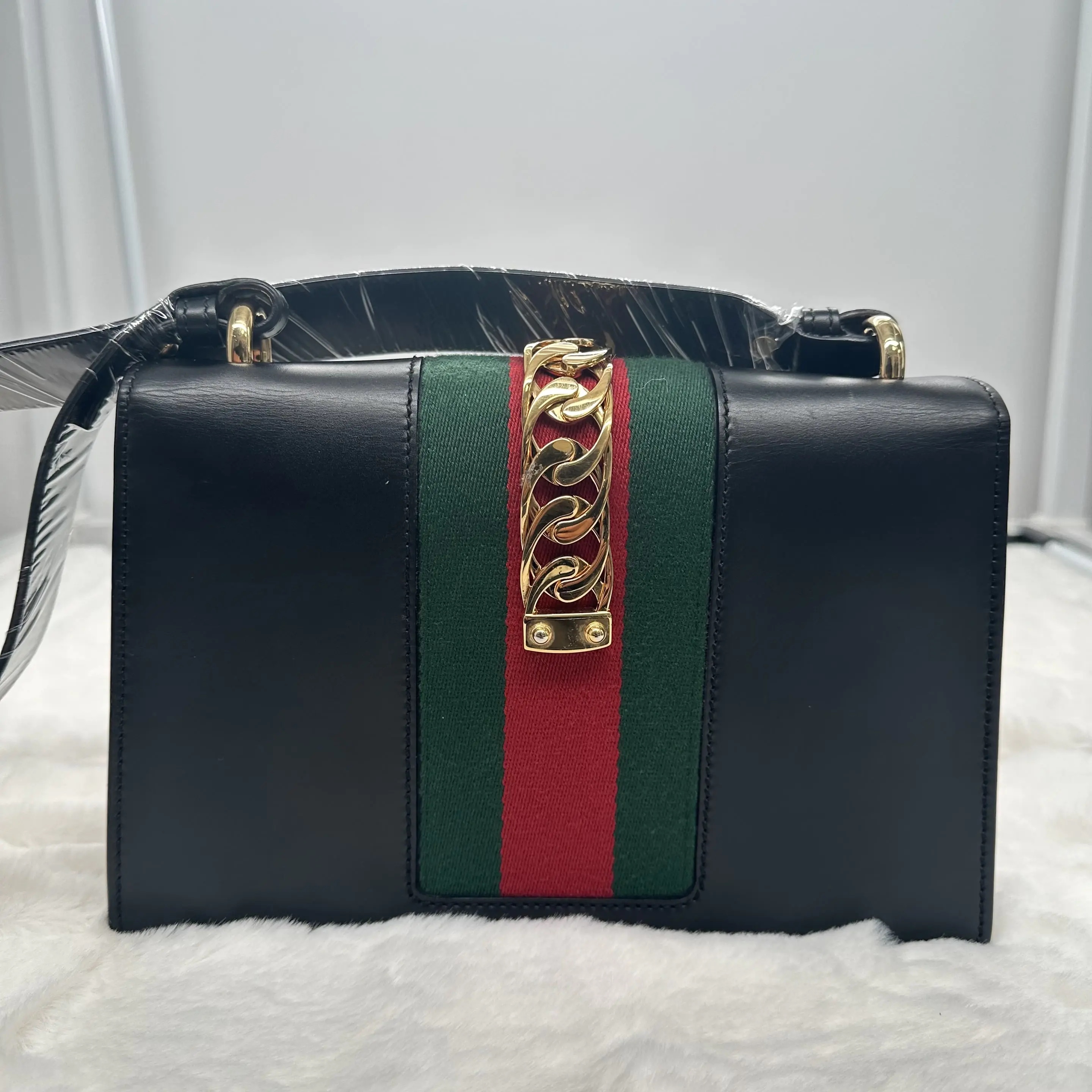 [#681]Pre owned Gucci Sylvie Calfskin Small BJ110&04028