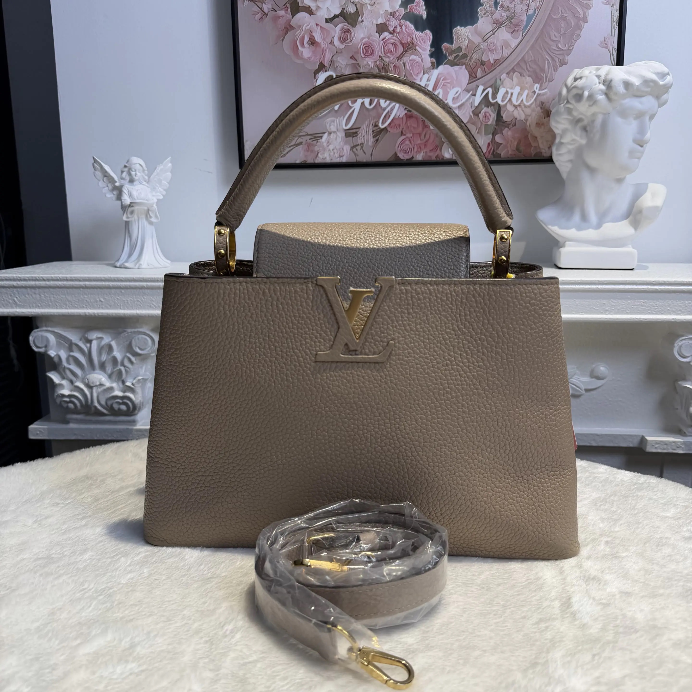 [#611]Pre owned Louis Vuitton Capicines medium Grey Golden Hardware BJ110MC050115