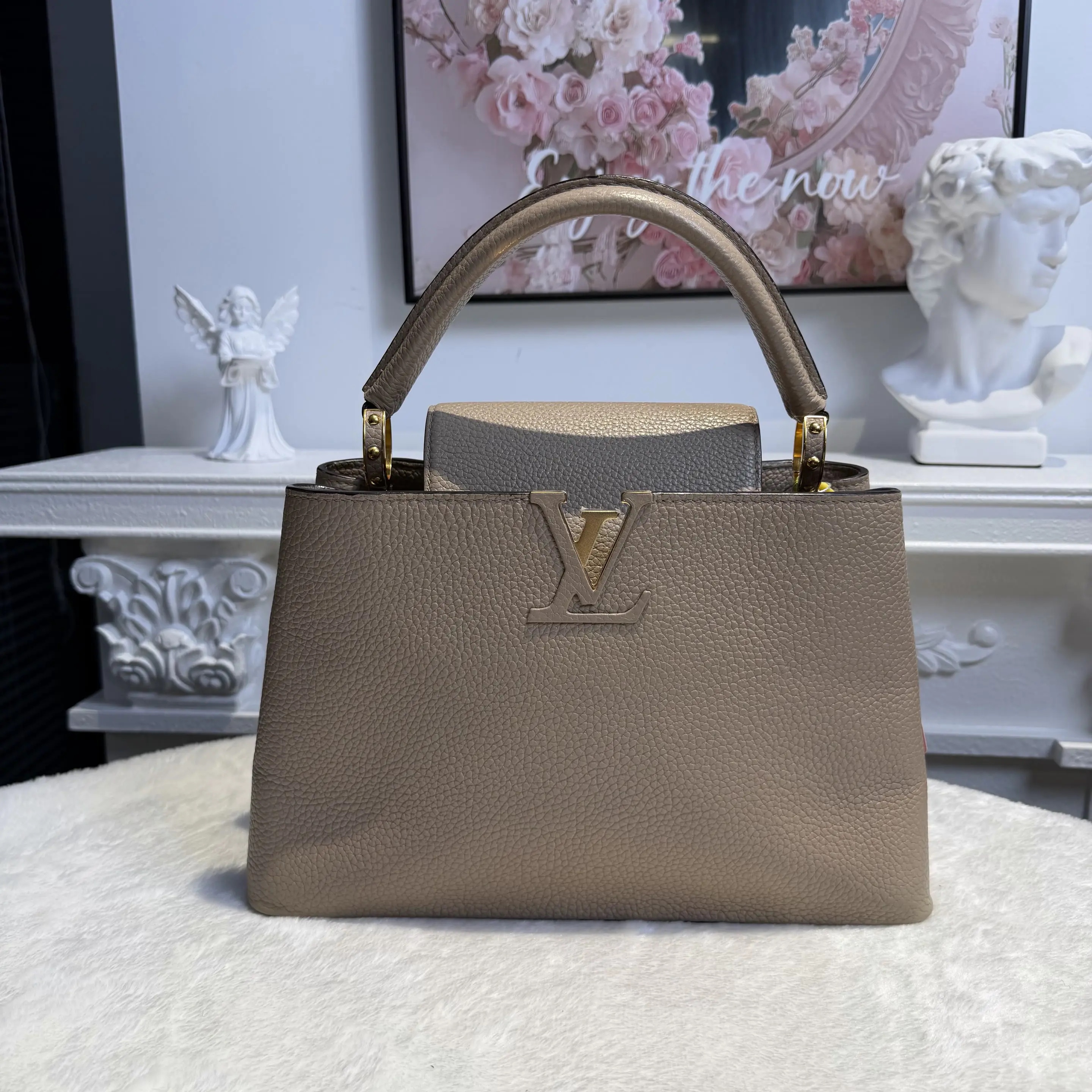 [#611]Pre owned Louis Vuitton Capicines medium Grey Golden Hardware BJ110MC050115