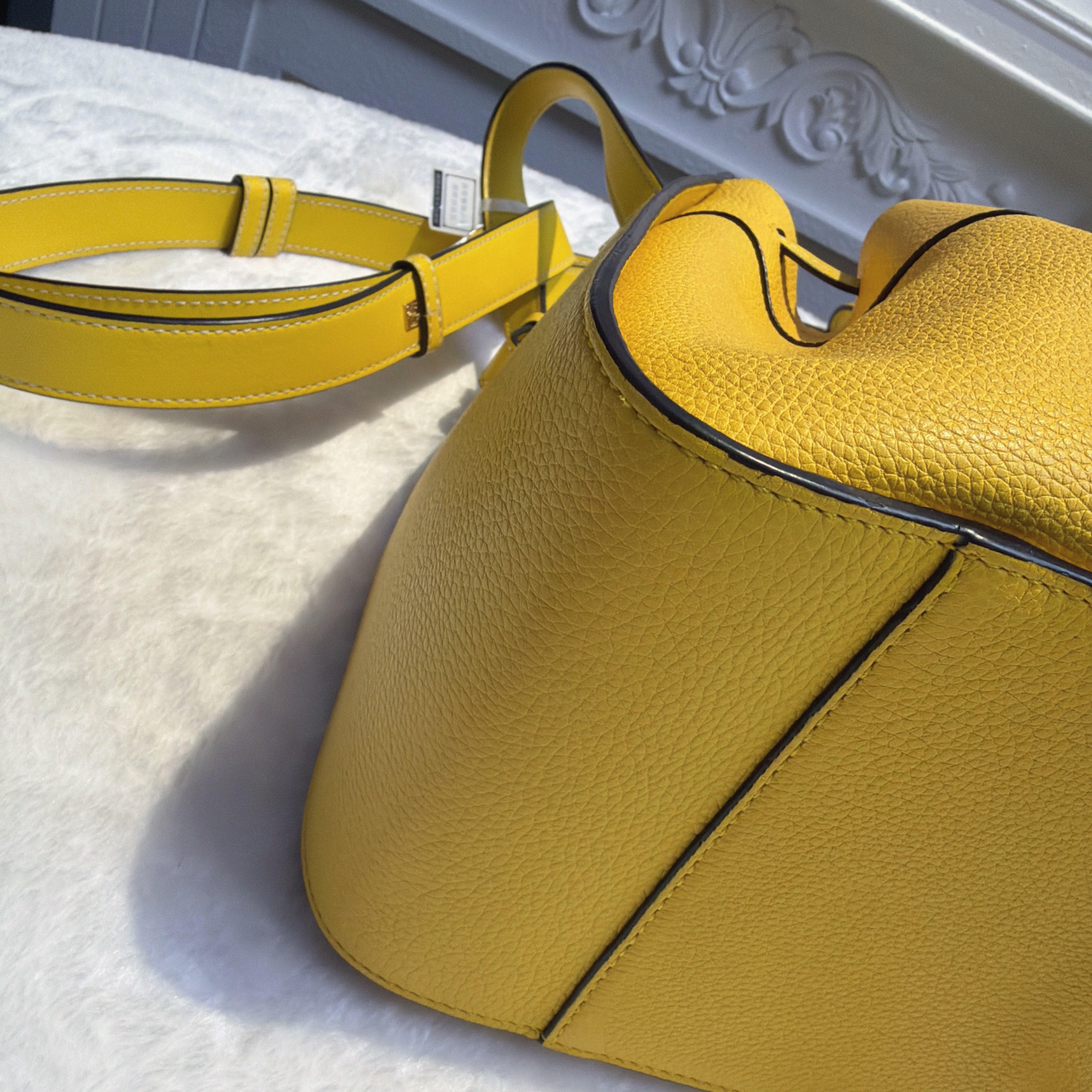 【#627】Pre-owned Loewe Hammock Yellow Calfskin Crossbody Bag BJ1101904045