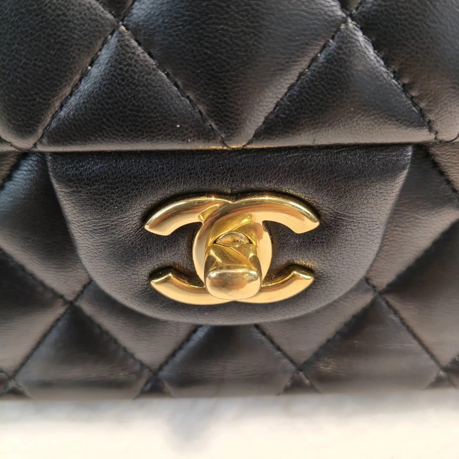 [#704]Pre owned Chanel Classic Flap Lamb skin Medium Golden Hardware Crossbody BJ 110&050255