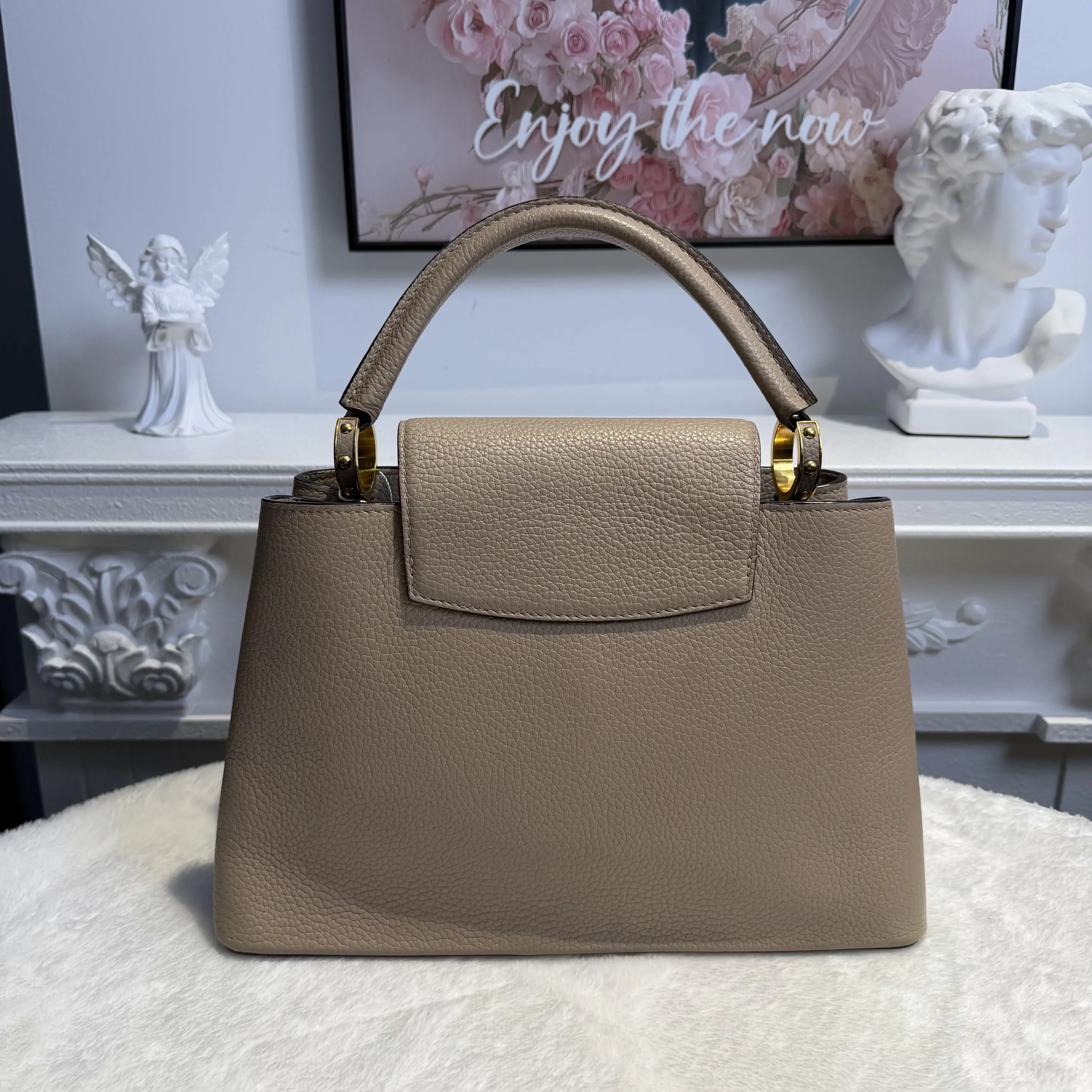 [#611]Pre owned Louis Vuitton Capicines medium Grey Golden Hardware BJ110MC050115