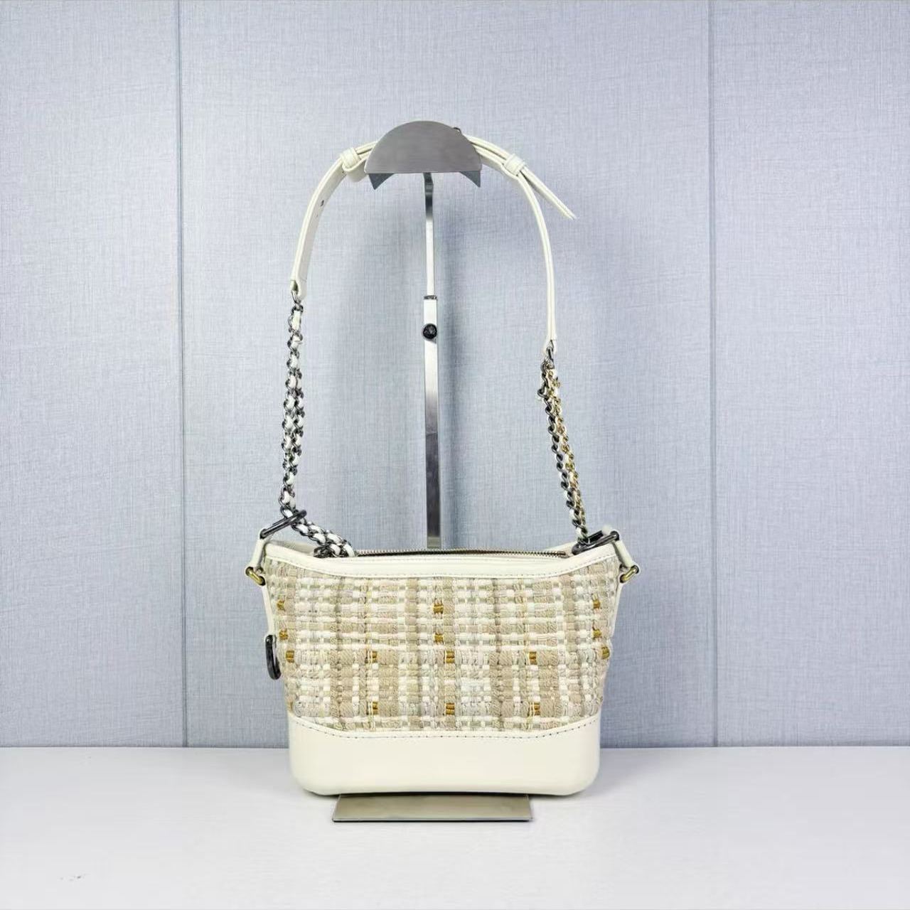 【#525】Pre-owned CHANEL Gabrielle Hobo Large Size in White and Beige Tweed Leather Calfskin Crossbody Bags BJ1101904085