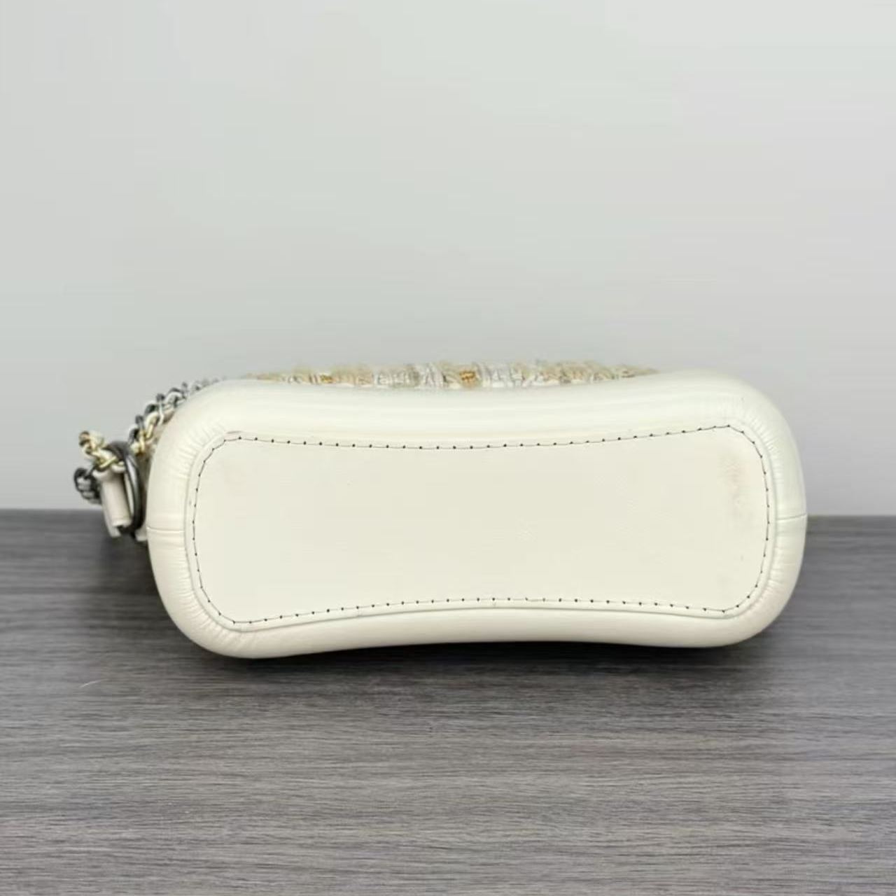 【#525】Pre-owned CHANEL Gabrielle Hobo Large Size in White and Beige Tweed Leather Calfskin Crossbody Bags BJ1101904085