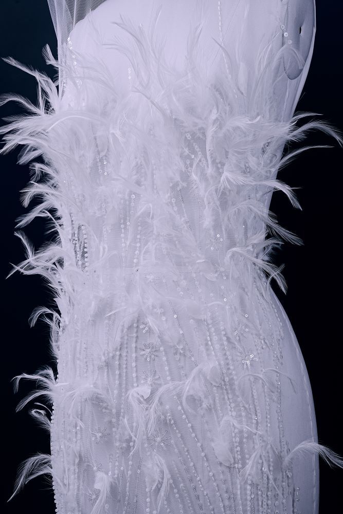 Elegant 3D Blossom Flowers Beaded Tulle Fabric with Undefiled Feathers Sparkling Sequins for Wedding Dress Bridal Gown