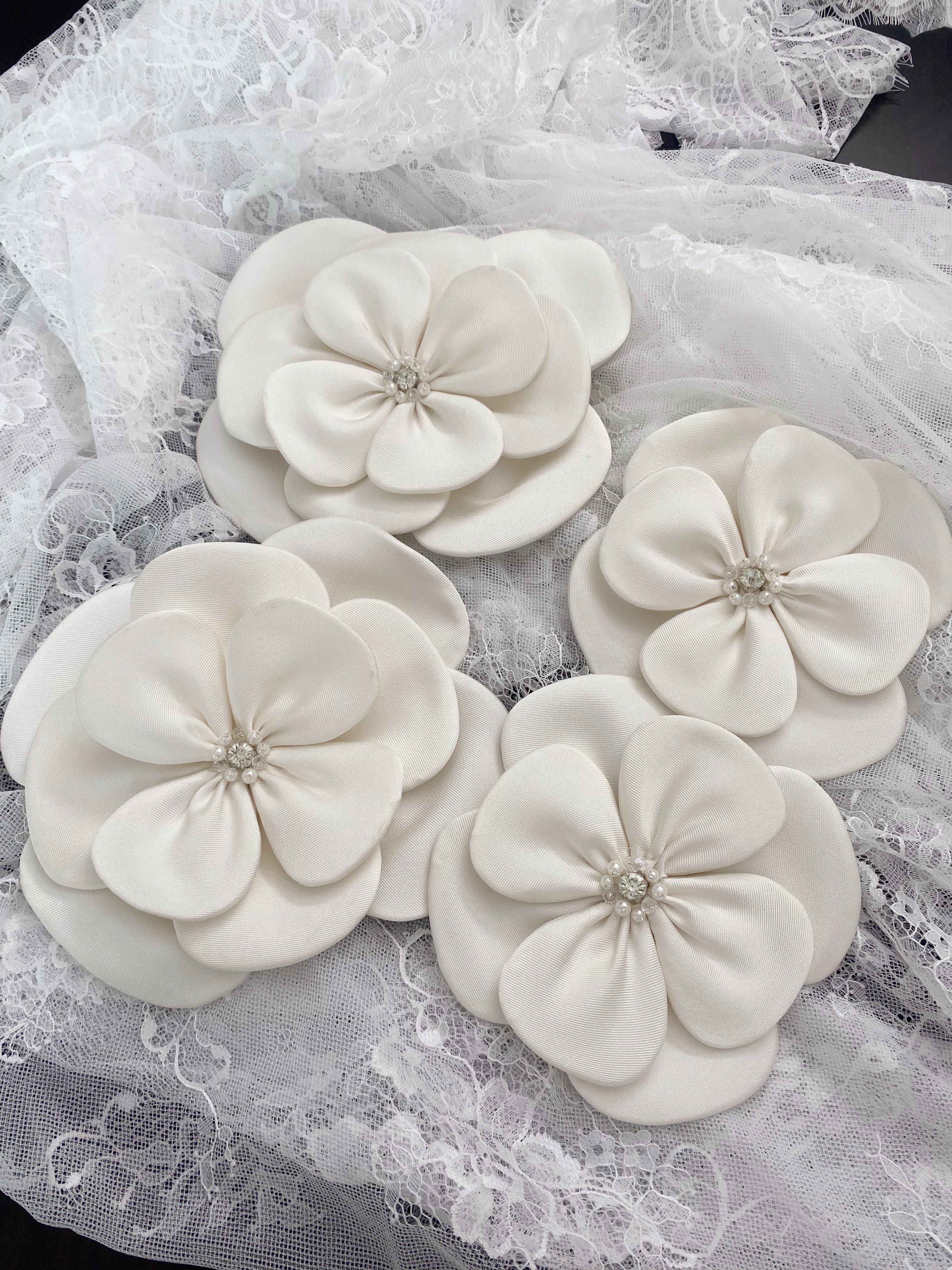 3D Flower Stain Applique, Handmade Flower Decoration with Rhinestone, Bead Petals Floral Patch Fabric for Wedding Costume, DIY Sewing