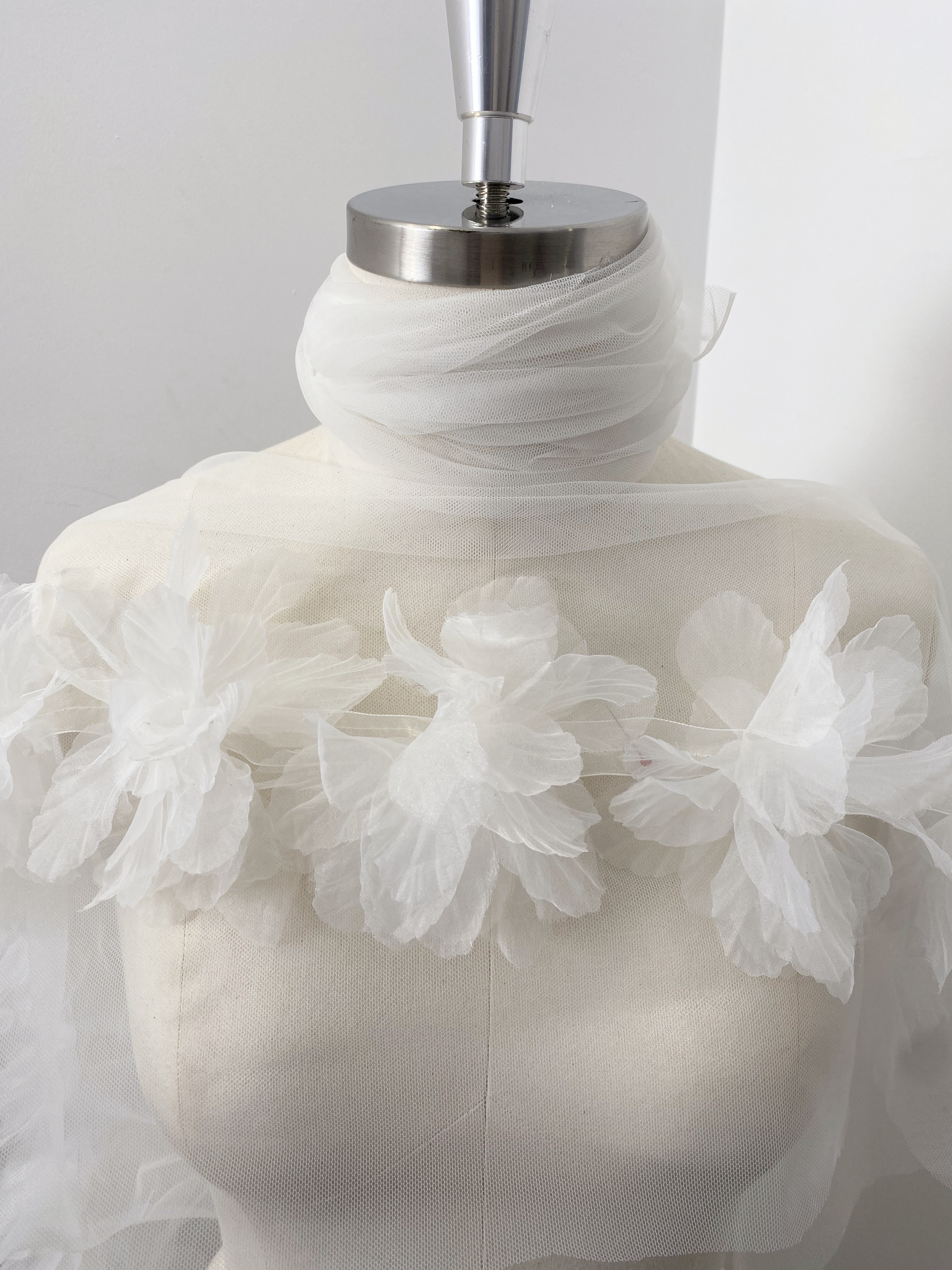 100 pcs White Organza Tulle Flowers Trim, 3D Floral Motif Applique, Bridal Lace Wedding Dress Costume Design Large Applique Sewing