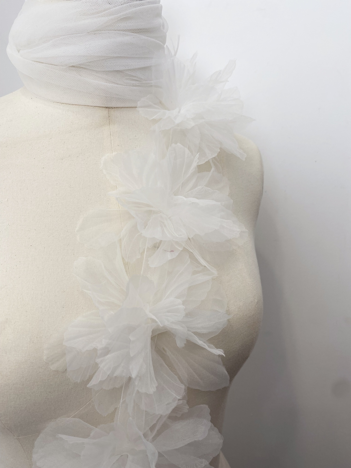 100 pcs White Organza Tulle Flowers Trim, 3D Floral Motif Applique, Bridal Lace Wedding Dress Costume Design Large Applique Sewing