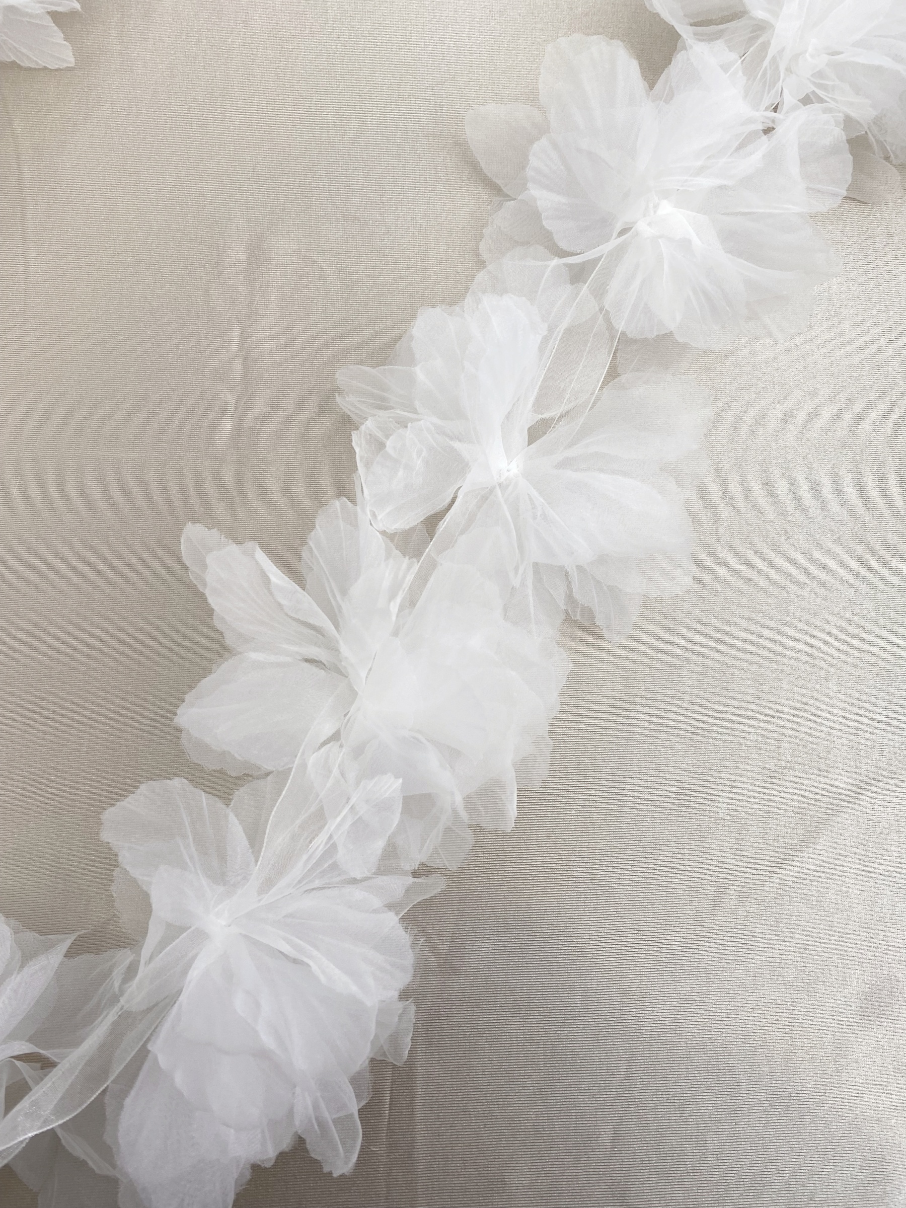 100 pcs White Organza Tulle Flowers Trim, 3D Floral Motif Applique, Bridal Lace Wedding Dress Costume Design Large Applique Sewing