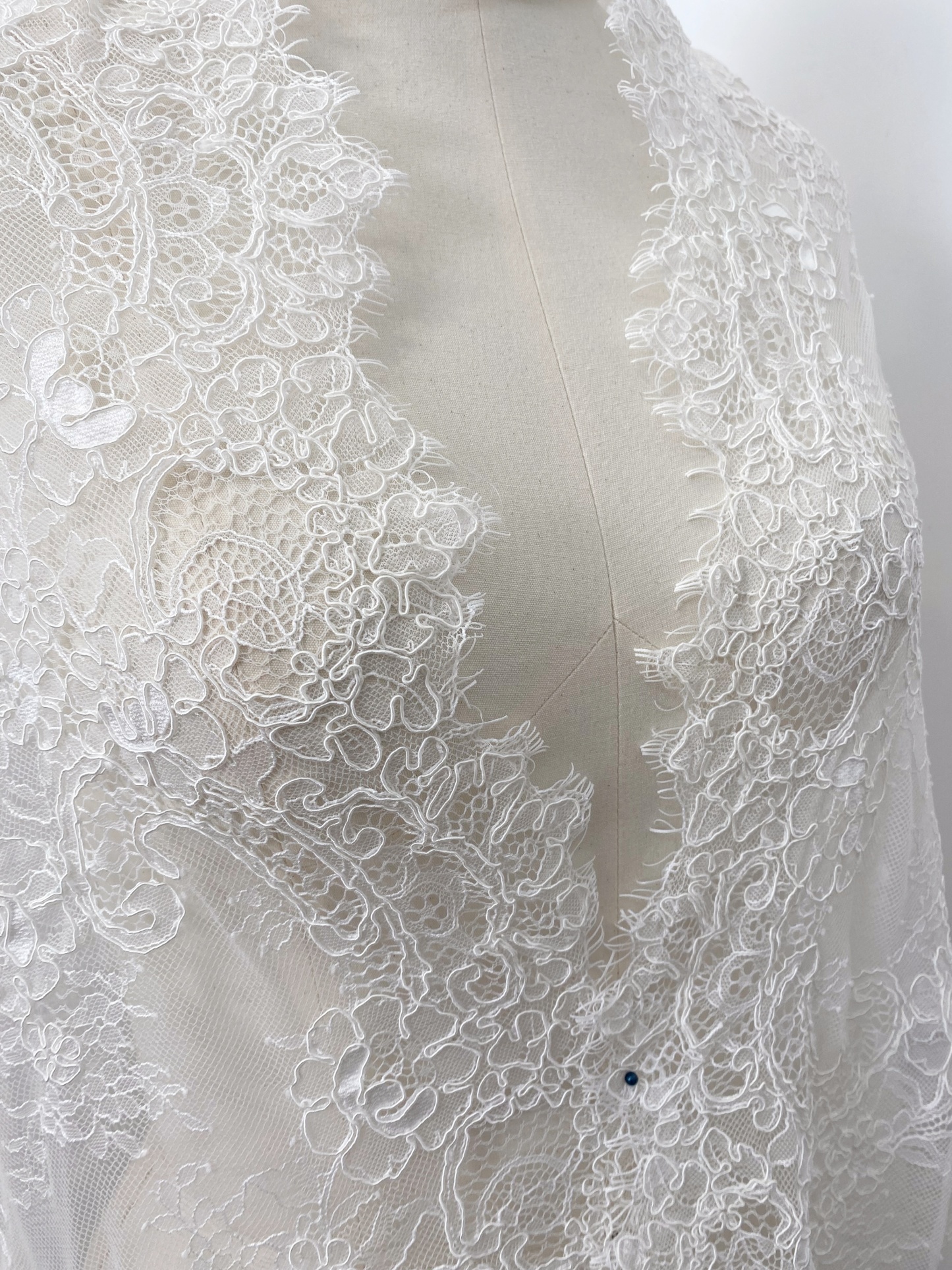 Off-White Chantilly Lace Fabric with Cord, Floral Trim Eyelash Edging, Floral Eyelash Lace, Bridal Dress Tull Fabric, 3 Meter Piece