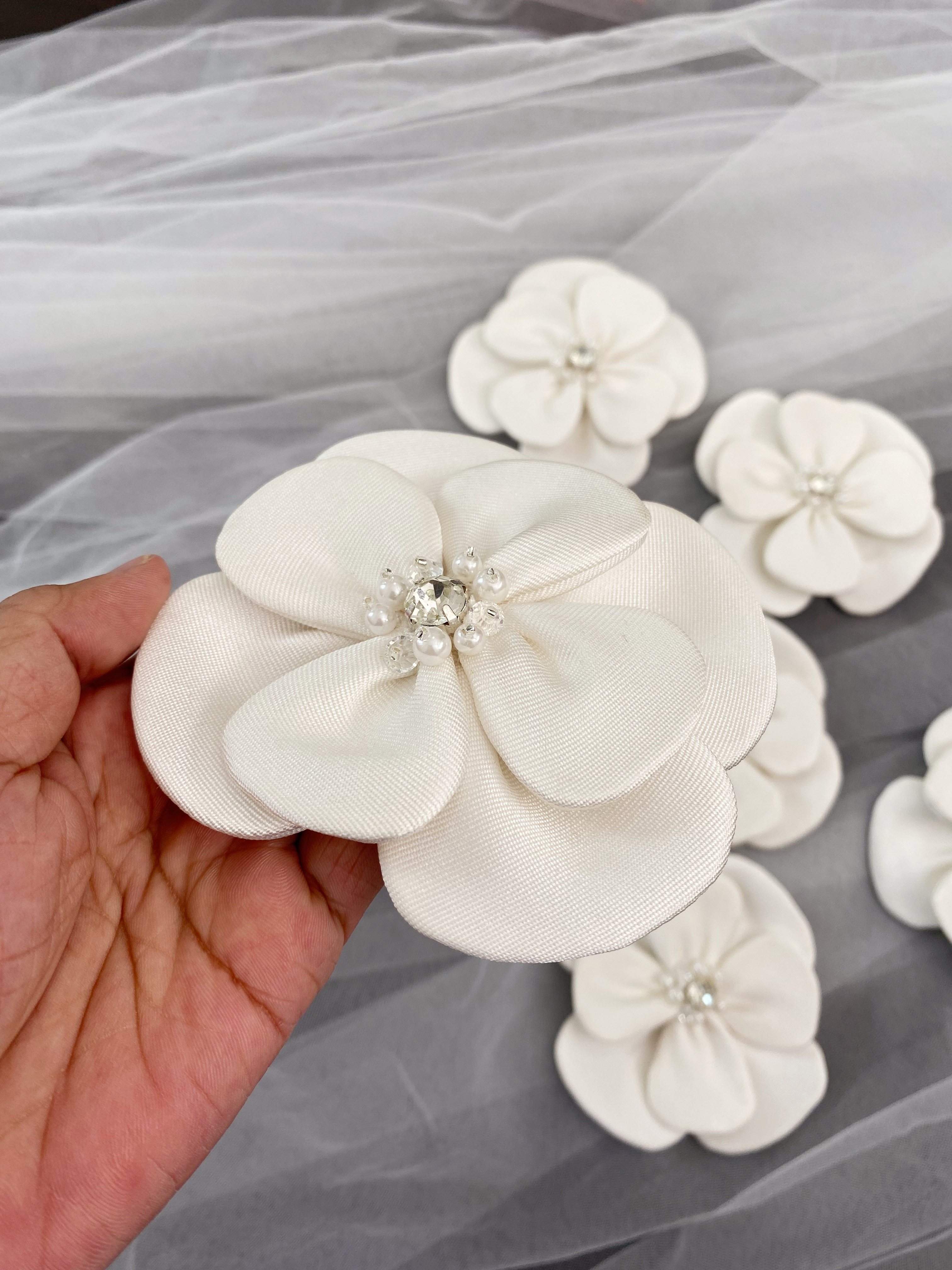3D Flower Stain Applique, Handmade Flower Decoration with Rhinestone, Bead Petals Floral Patch Fabric for Wedding Costume, DIY Sewing