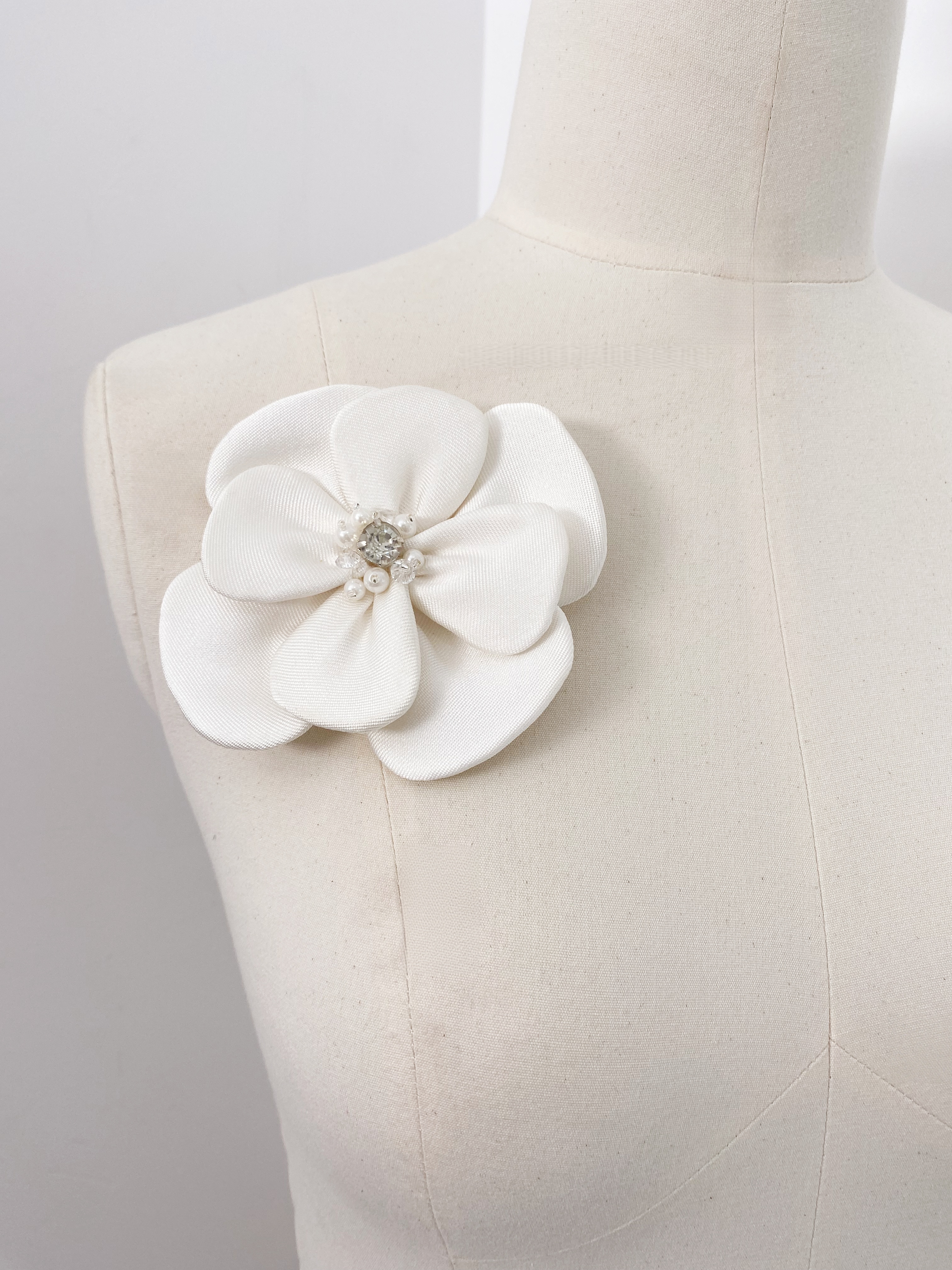 3D Flower Stain Applique, Handmade Flower Decoration with Rhinestone, Bead Petals Floral Patch Fabric for Wedding Costume, DIY Sewing