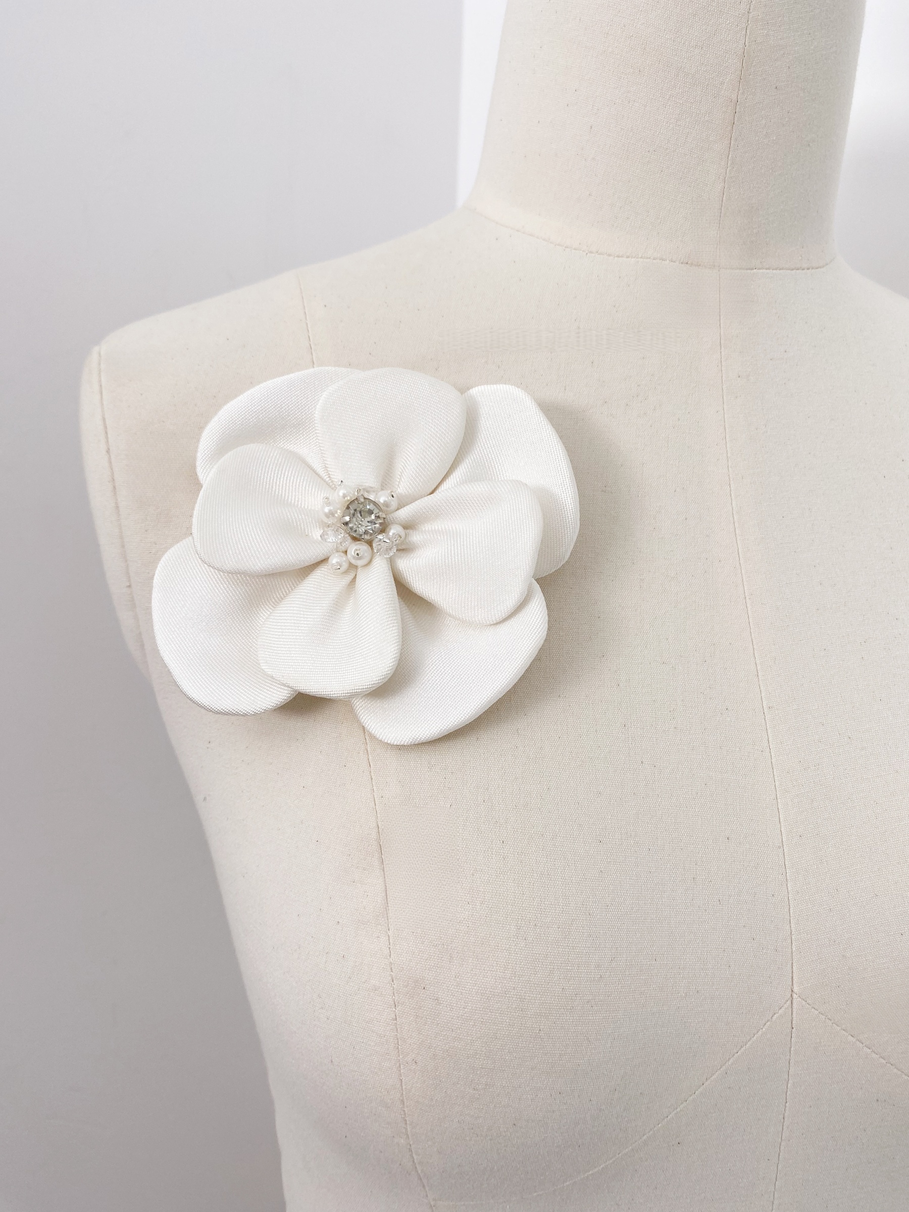 3D Flower Stain Applique, Handmade Flower Decoration with Rhinestone, Bead Petals Floral Patch Fabric for Wedding Costume, DIY Sewing