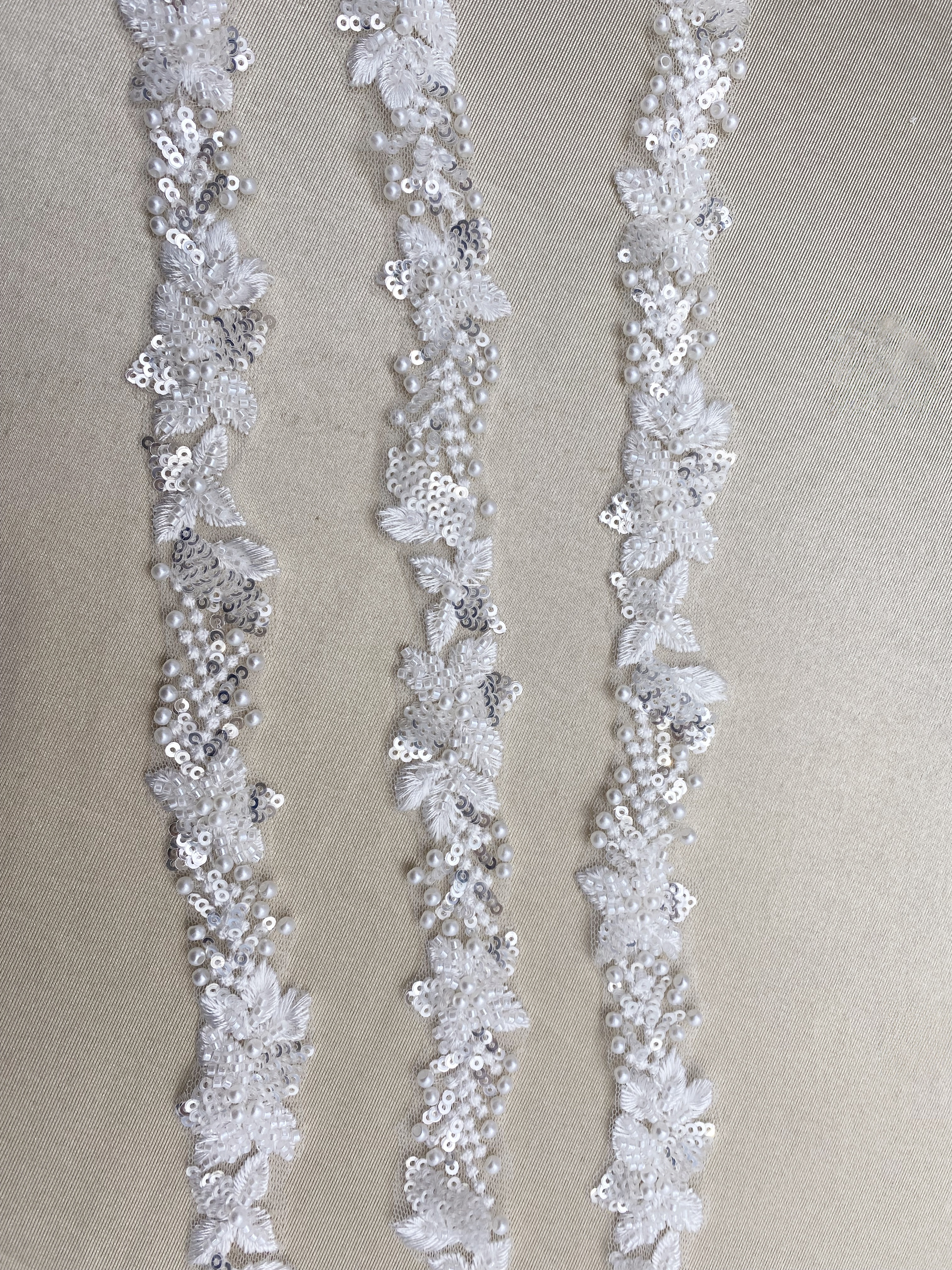 1 yard Ivory 3D Beaded leaf Lace Trim, Alencon lace Exquisite Bridal Veil Lace Scallop Wedding Gown Trim Bridal Dress Straps Lace 