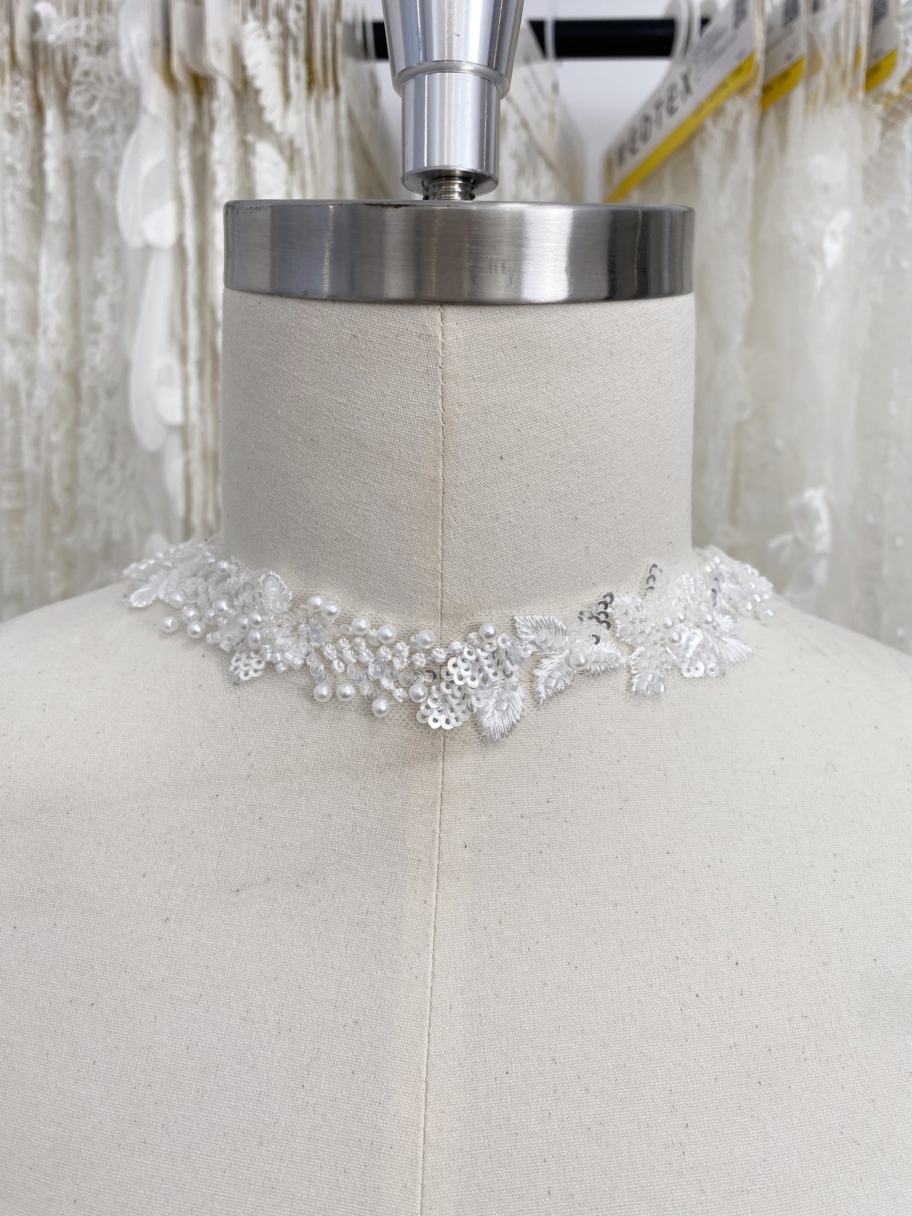 1 yard Ivory 3D Beaded leaf Lace Trim, Alencon lace Exquisite Bridal Veil Lace Scallop Wedding Gown Trim Bridal Dress Straps Lace 