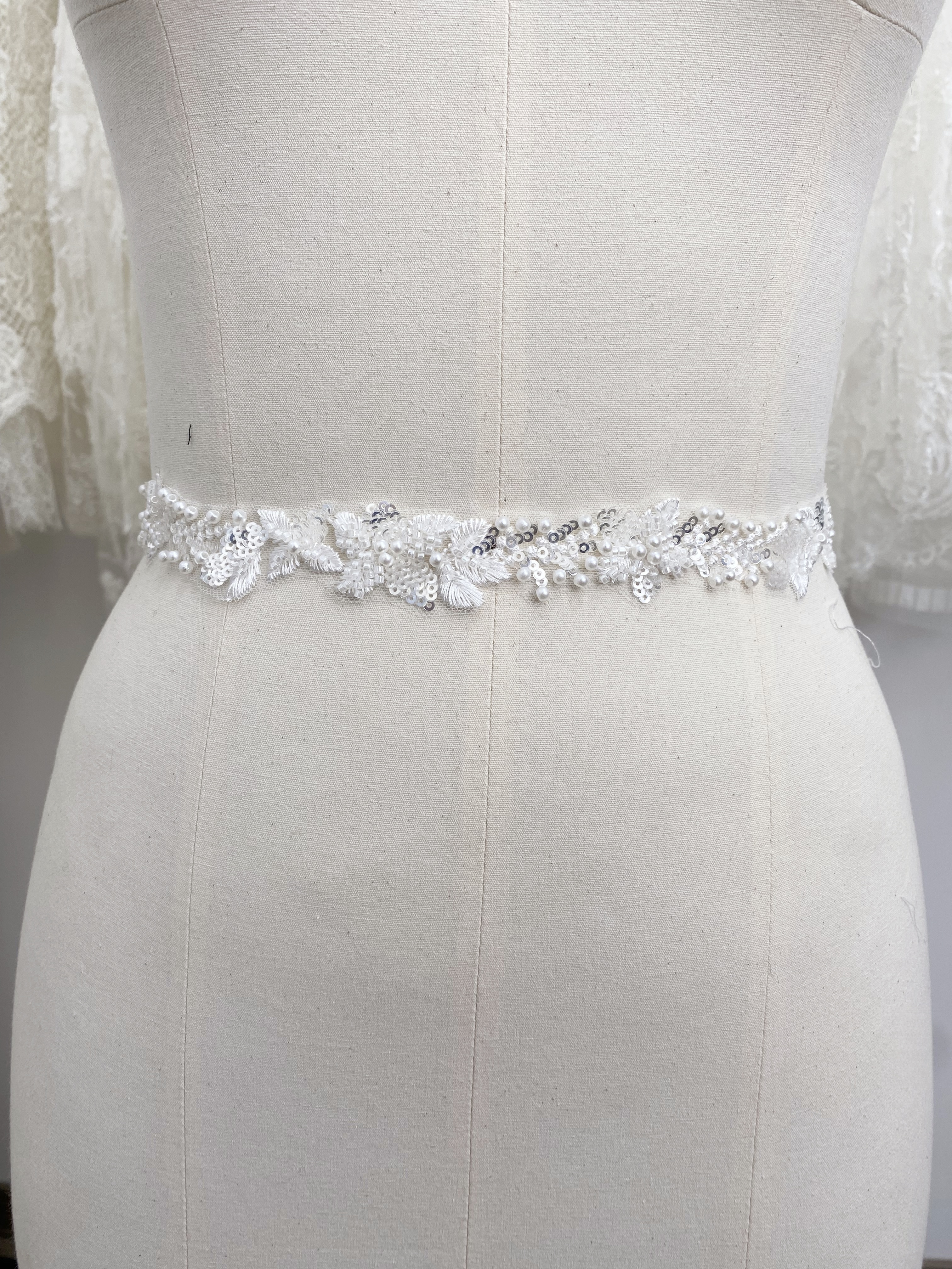 1 yard Ivory 3D Beaded leaf Lace Trim, Alencon lace Exquisite Bridal Veil Lace Scallop Wedding Gown Trim Bridal Dress Straps Lace 