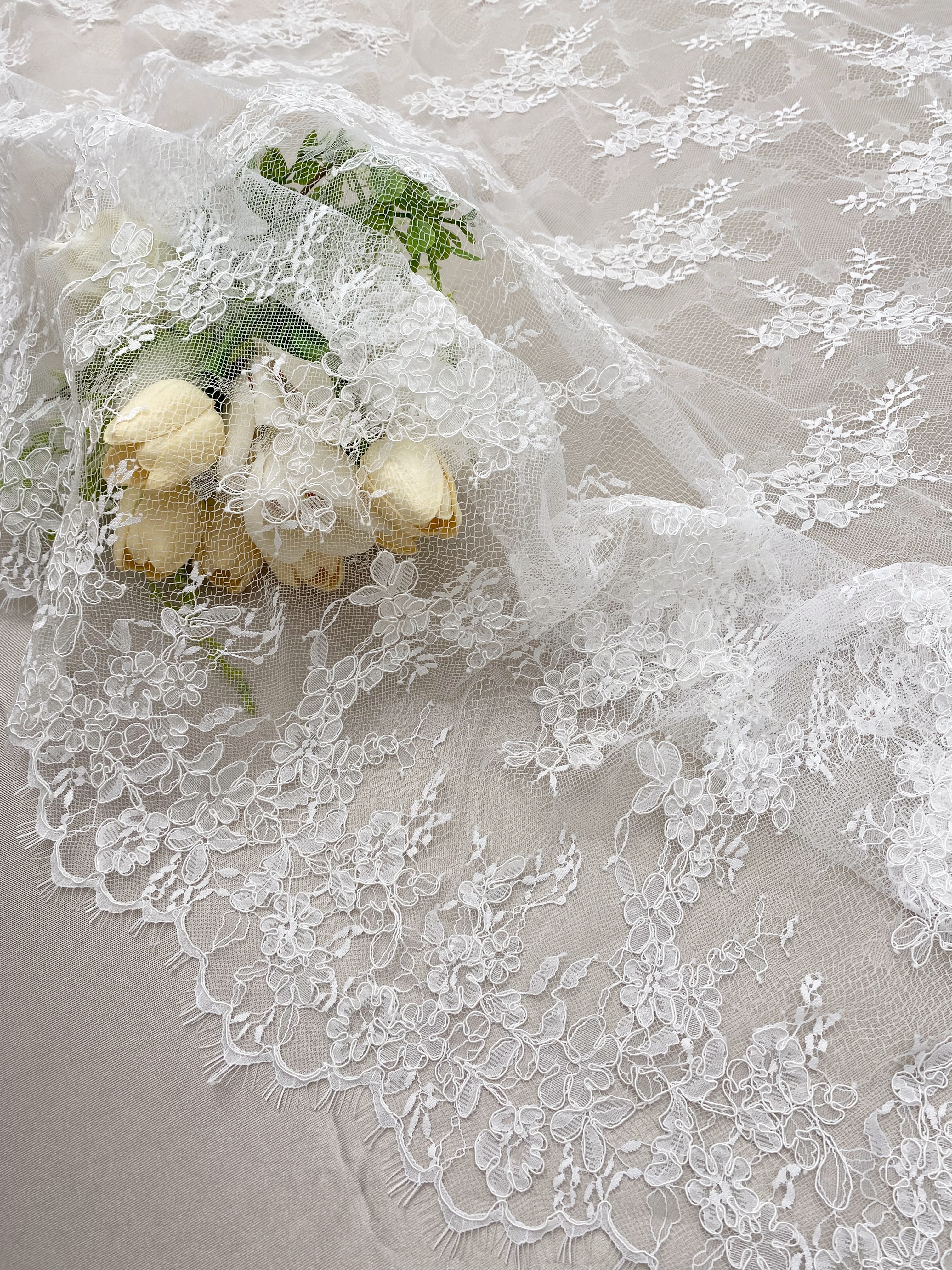 Ivory/Black Chantilly Lace Fabric with Corded for Bridal Gown, Wedding Dress, DIY Sewing, Bridal Weding Eyelash Lace Sold by 3 Meters/piece