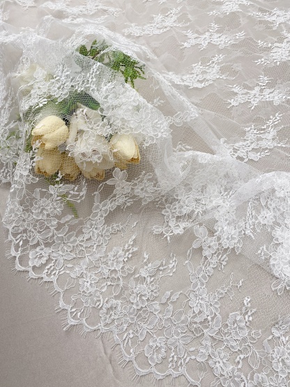 Ivory/Black Chantilly Lace Fabric with Corded for Bridal Gown, Wedding Dress, DIY Sewing, Bridal Weding Eyelash Lace Sold by 3 Meters/piece