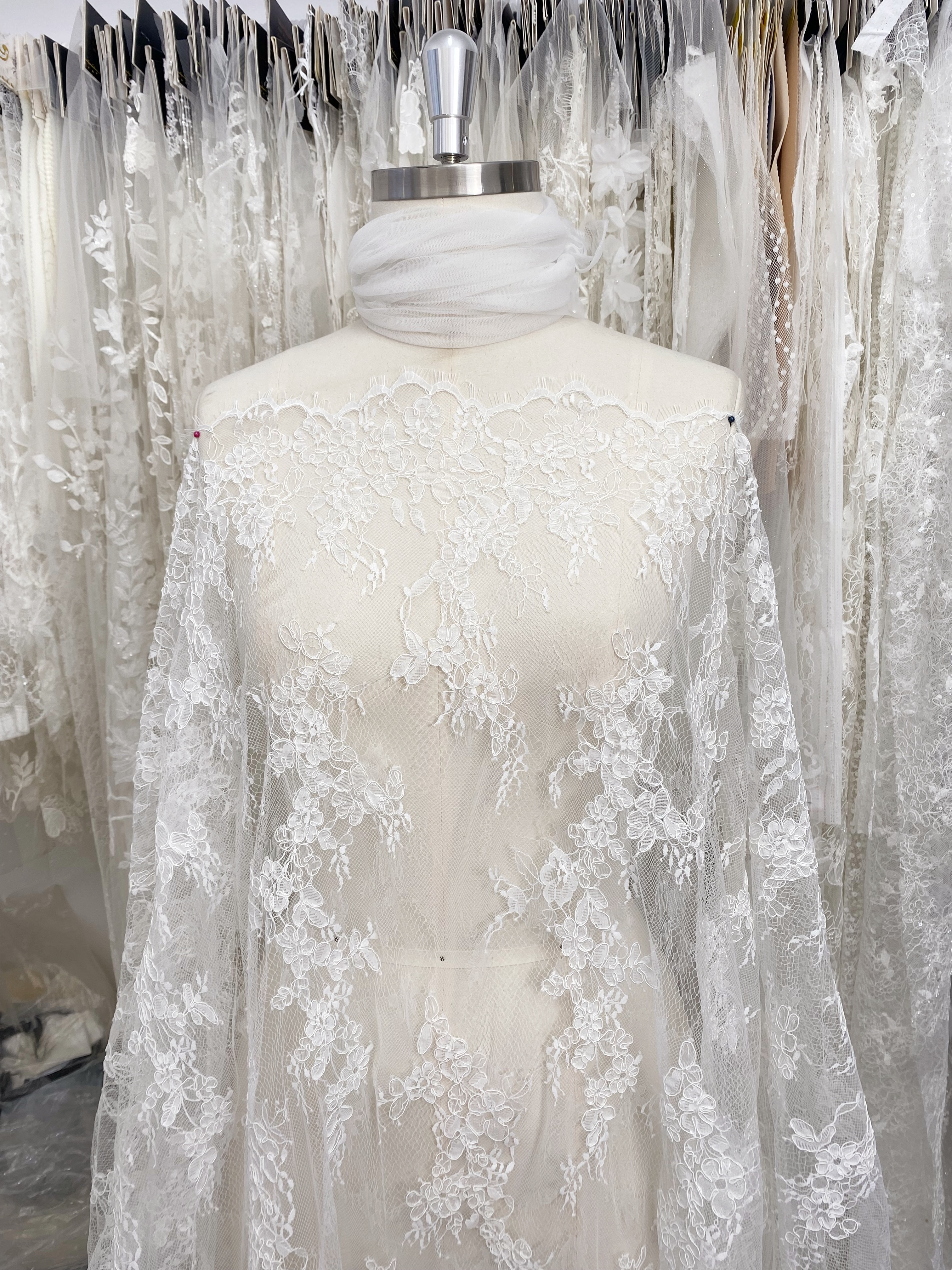 Ivory/Black Chantilly Lace Fabric with Corded for Bridal Gown, Wedding Dress, DIY Sewing, Bridal Weding Eyelash Lace Sold by 3 Meters/piece