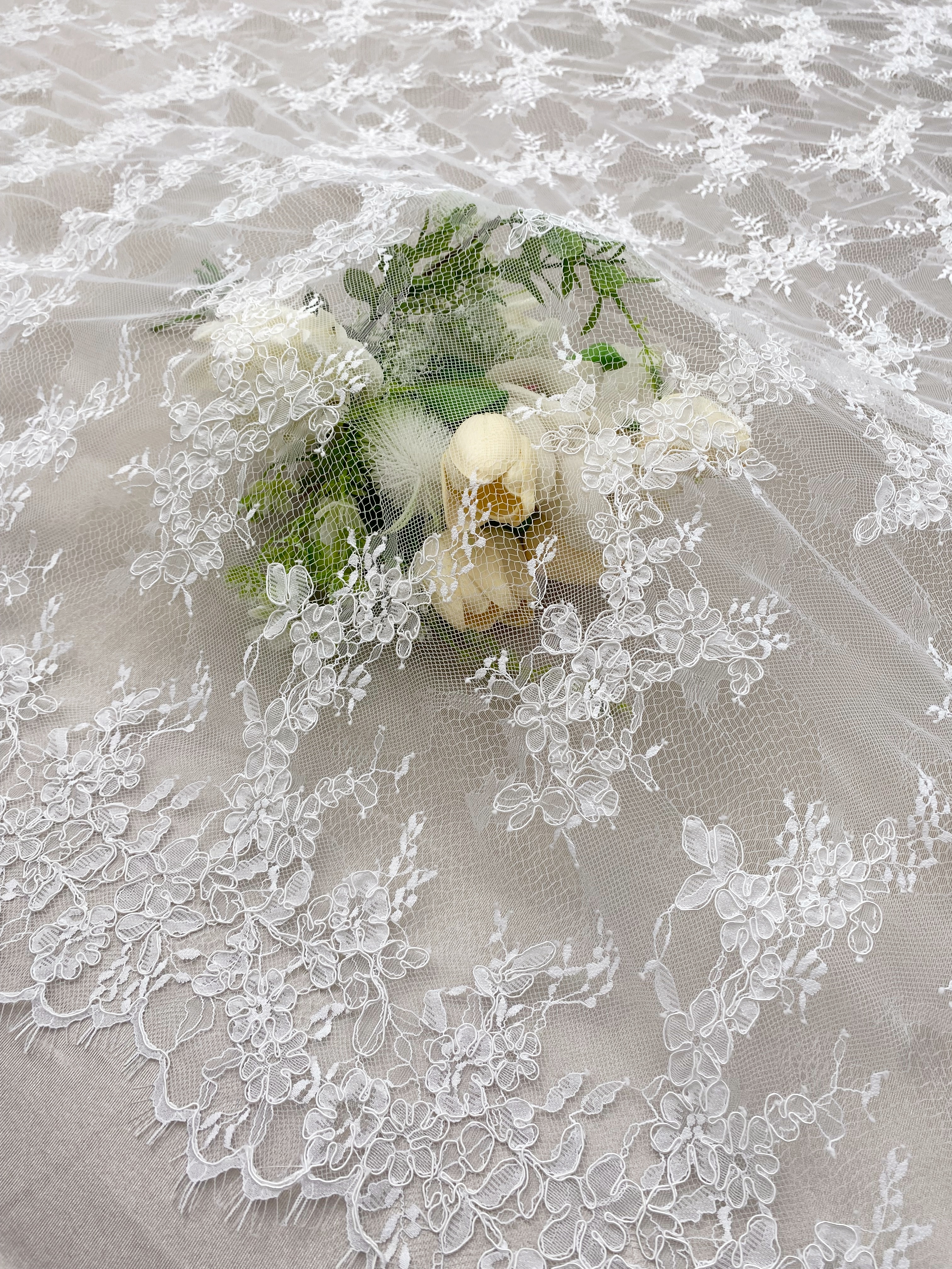 Ivory/Black Chantilly Lace Fabric with Corded for Bridal Gown, Wedding Dress, DIY Sewing, Bridal Weding Eyelash Lace Sold by 3 Meters/piece