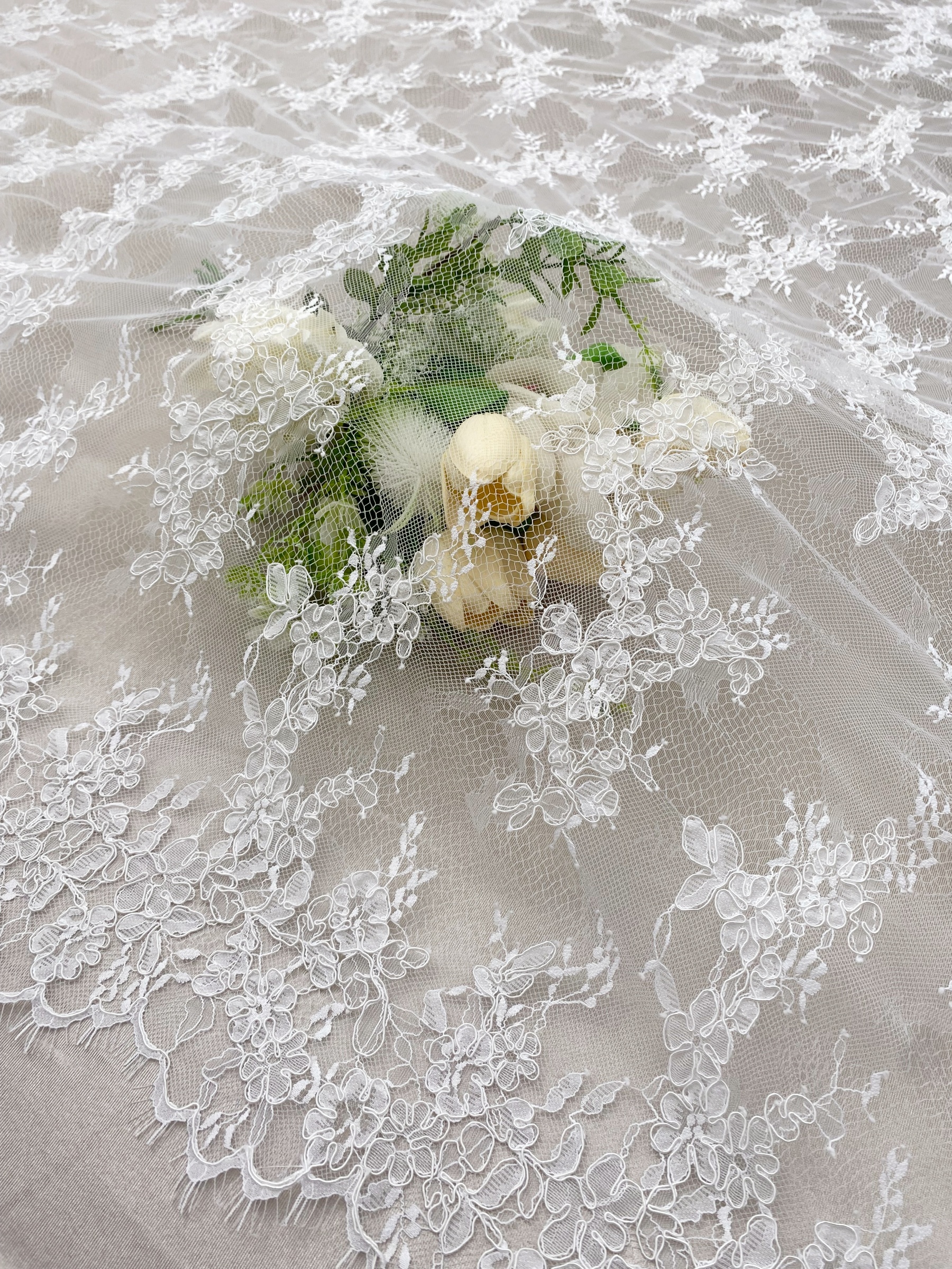 Ivory/Black Chantilly Lace Fabric with Corded for Bridal Gown, Wedding Dress, DIY Sewing, Bridal Weding Eyelash Lace Sold by 3 Meters/piece