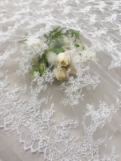 Ivory/Black Chantilly Lace Fabric with Corded for Bridal Gown, Wedding Dress, DIY Sewing, Bridal Weding Eyelash Lace Sold by 3 Meters/piece
