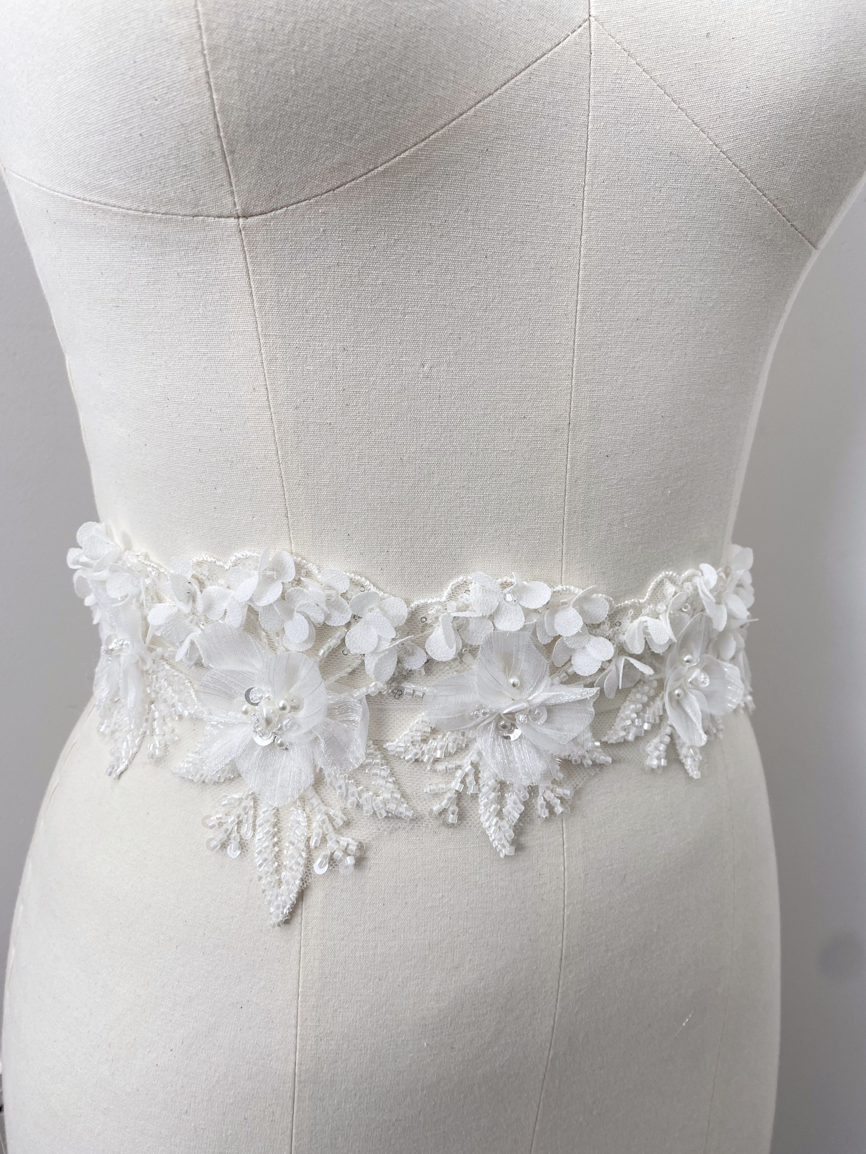 Chiffon 3D Flowers Lace Trim with Pearl, Beads Ribbon Trim Embroidered Lace Fabric Sewing Lace for Bridal Wedding Veil Decor, 1 Yard