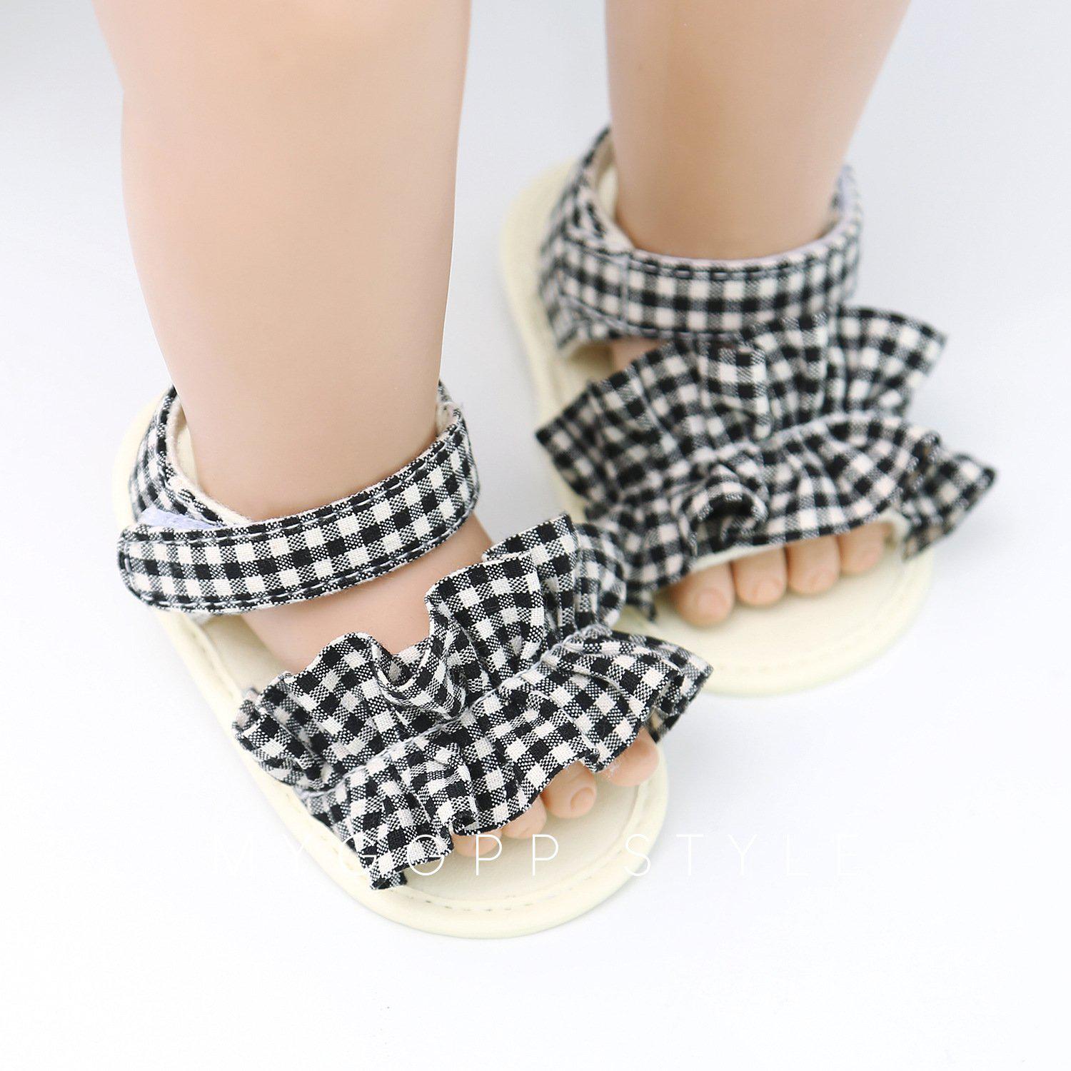 Baby soft bottom non-slip shoes.