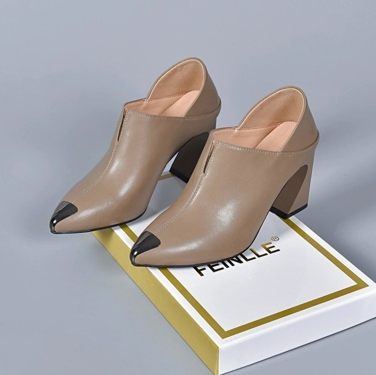 High Heels mit spitzen Hufen und zwei Paar High Heels tragen