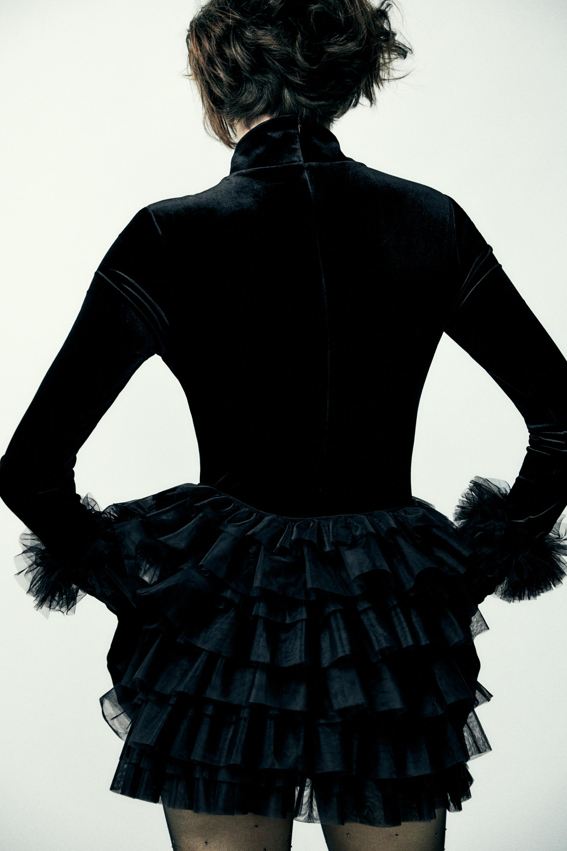 Mini skirt with a mid elastic waistband. Tulle ruffle details. Matching interior lining.