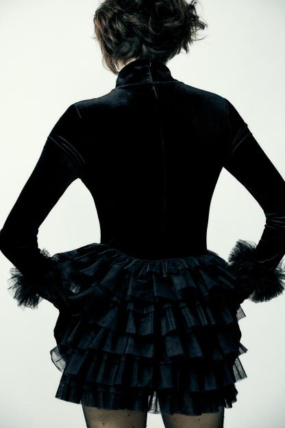 Mini skirt with a mid elastic waistband. Tulle ruffle details. Matching interior lining.