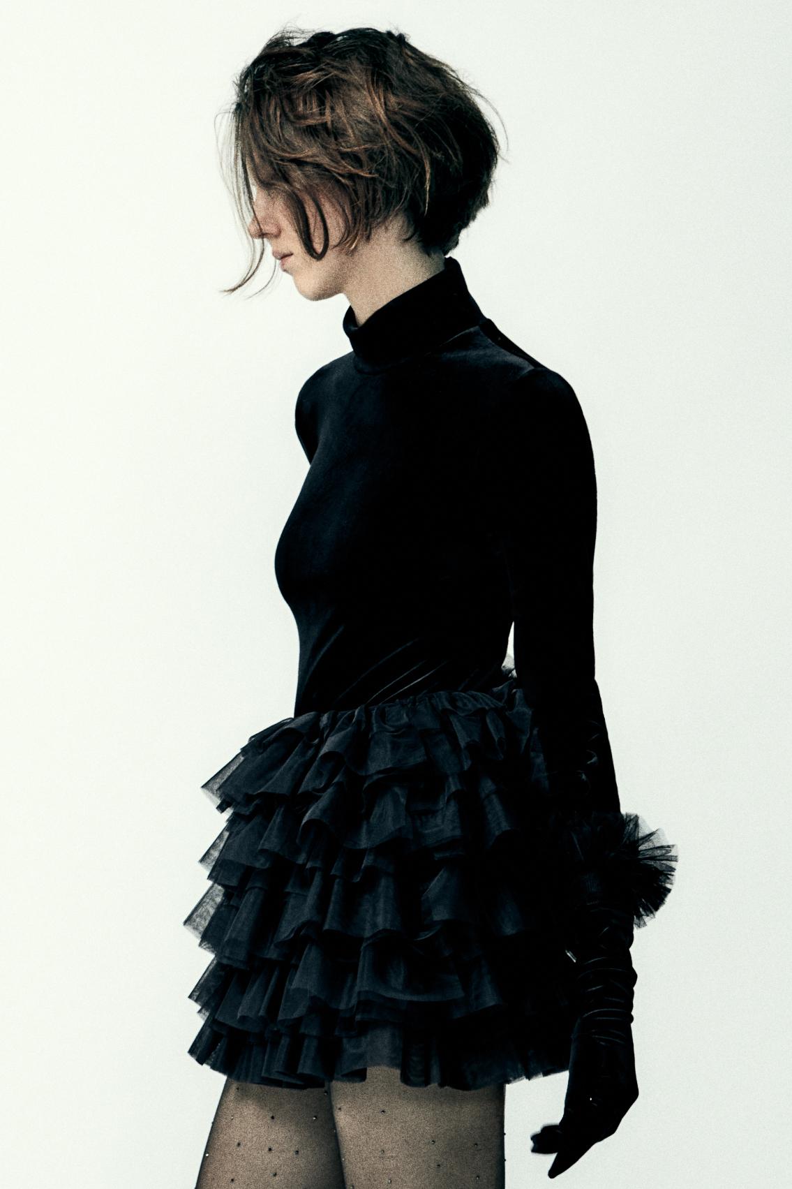 Mini skirt with a mid elastic waistband. Tulle ruffle details. Matching interior lining.