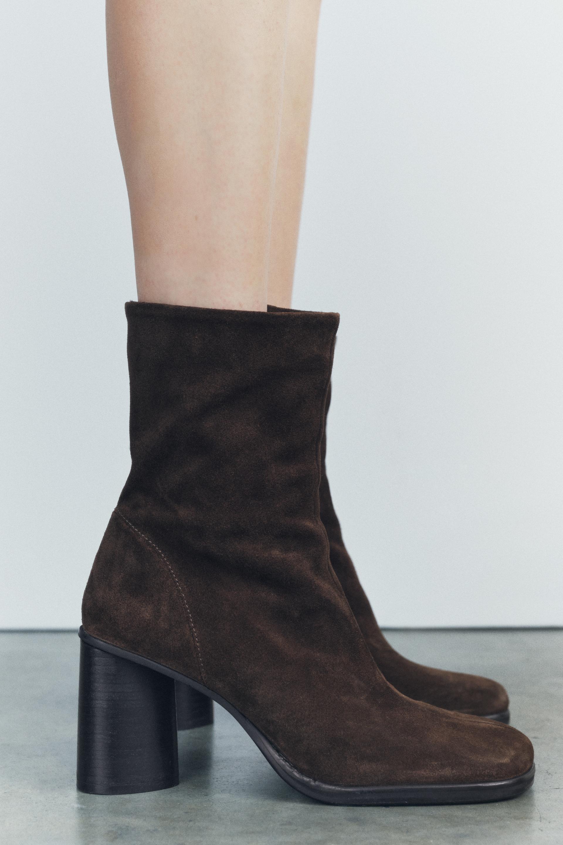 Suede boots. Block heels. Zip closure. Rounded toe.