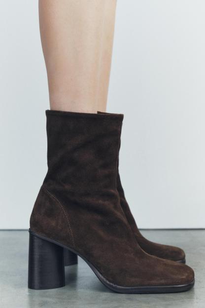Suede boots. Block heels. Zip closure. Rounded toe.