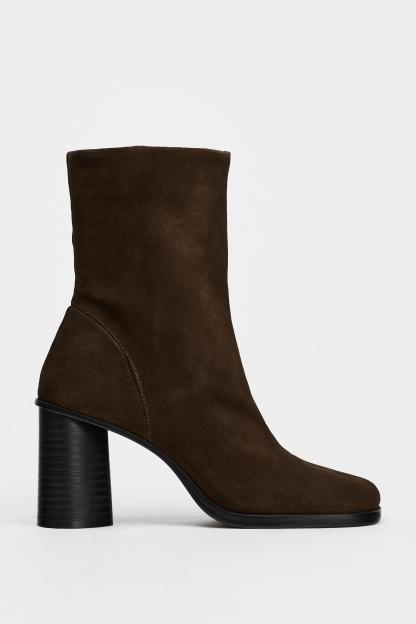 Suede boots. Block heels. Zip closure. Rounded toe.