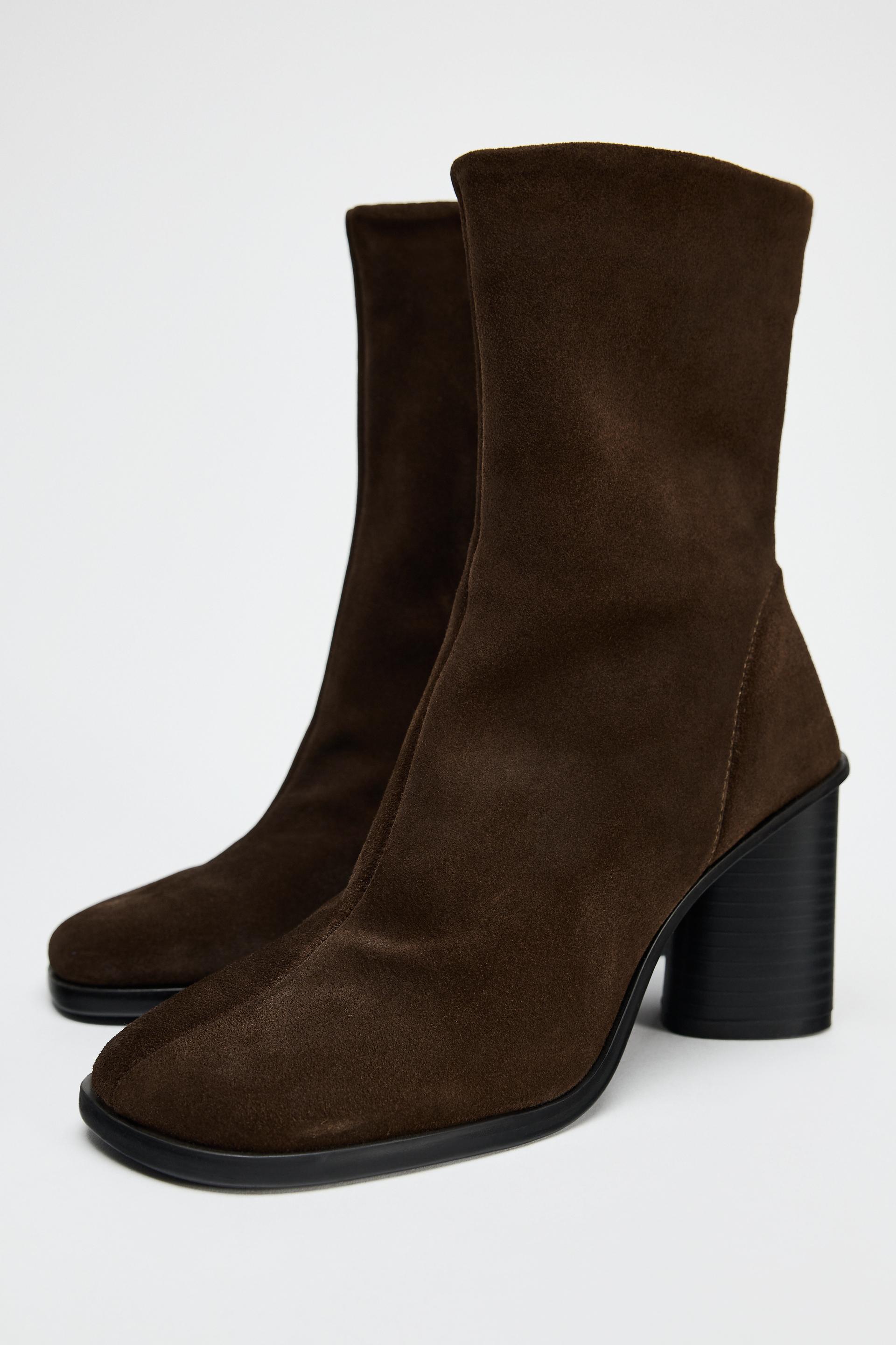Suede boots. Block heels. Zip closure. Rounded toe.