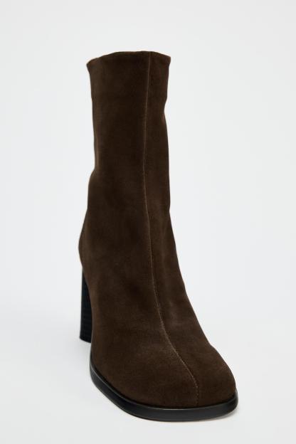 Suede boots. Block heels. Zip closure. Rounded toe.