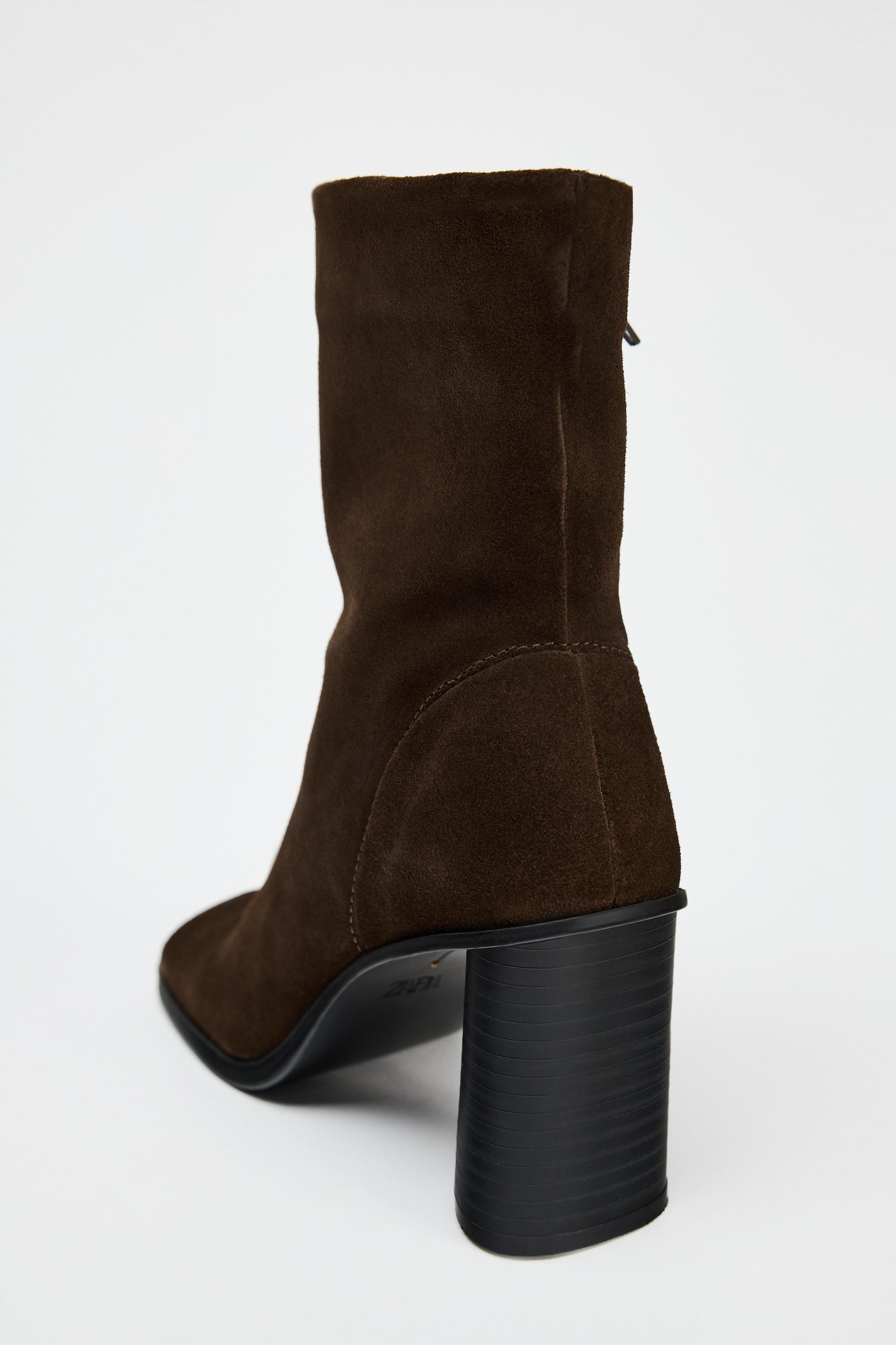 Suede boots. Block heels. Zip closure. Rounded toe.