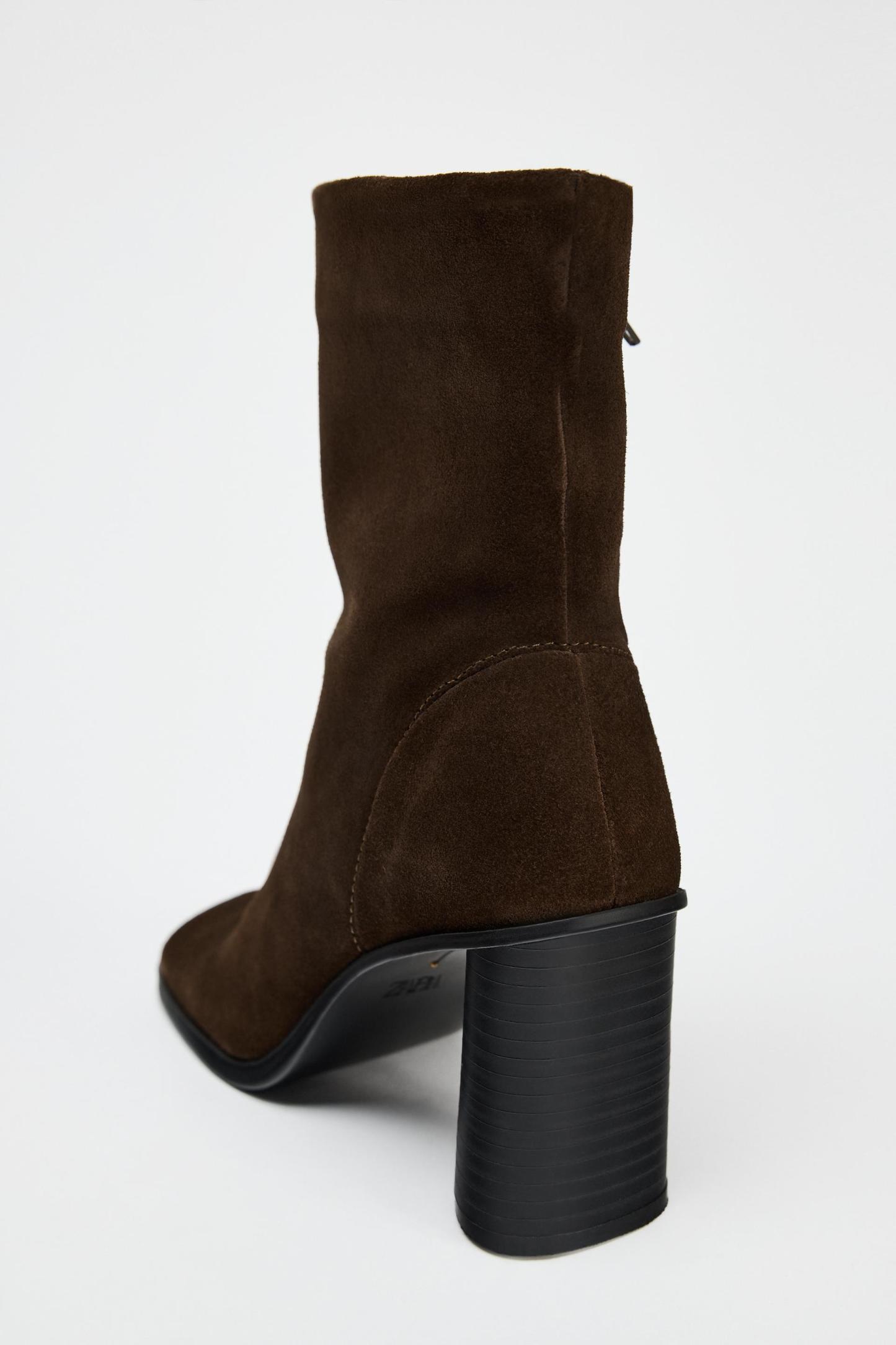 Suede boots. Block heels. Zip closure. Rounded toe.