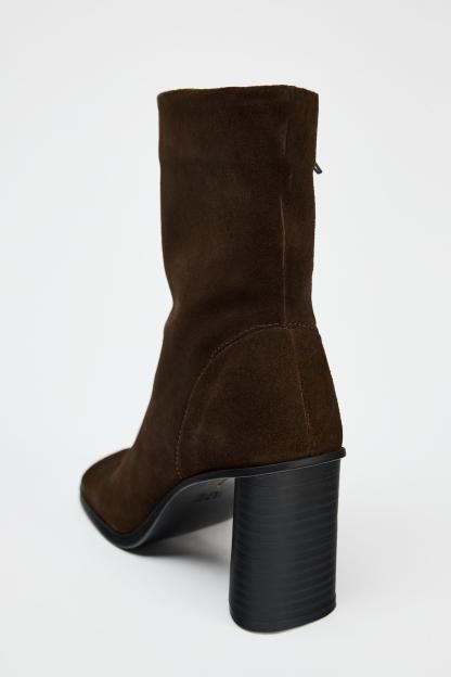 Suede boots. Block heels. Zip closure. Rounded toe.