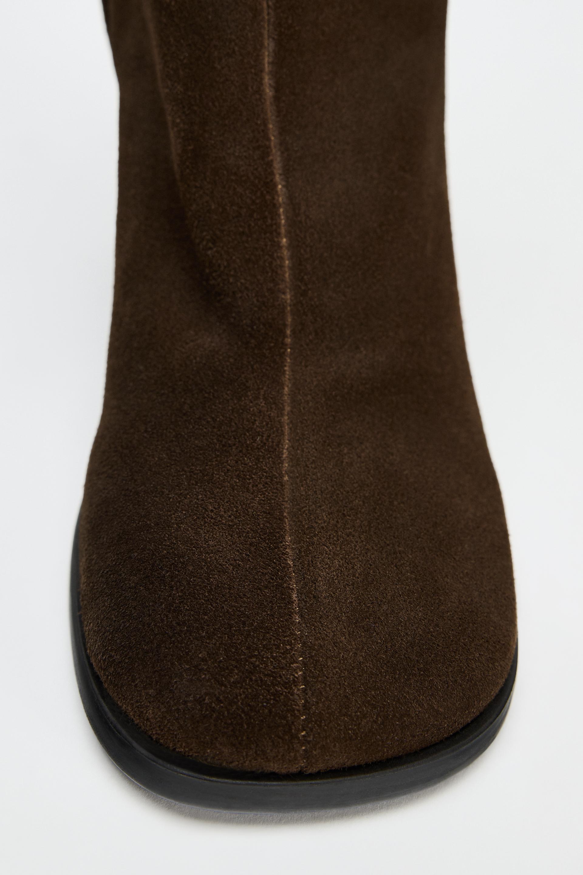 Suede boots. Block heels. Zip closure. Rounded toe.