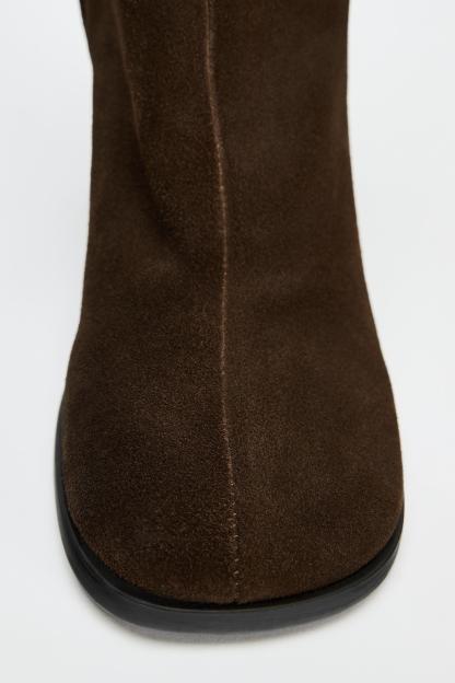 Suede boots. Block heels. Zip closure. Rounded toe.