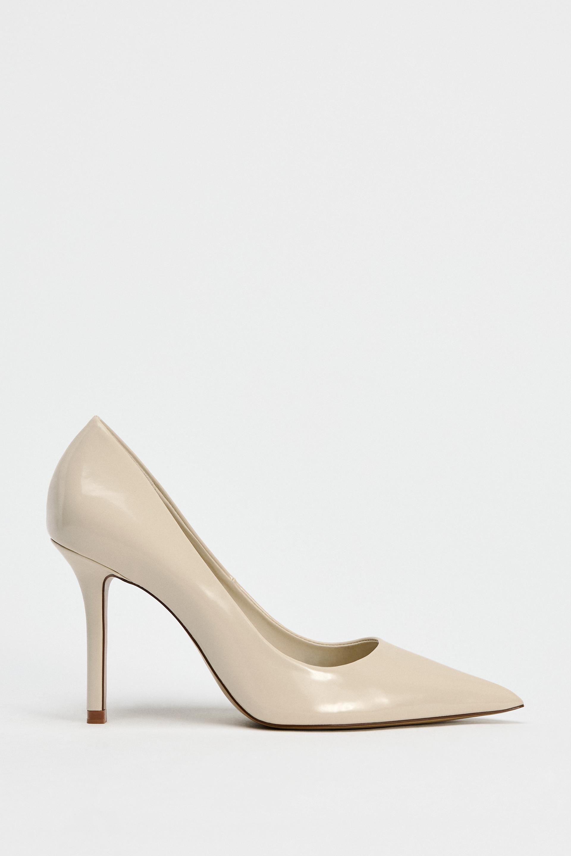 Stiletto heel patent effect high heels. Pointed toes and round topline.