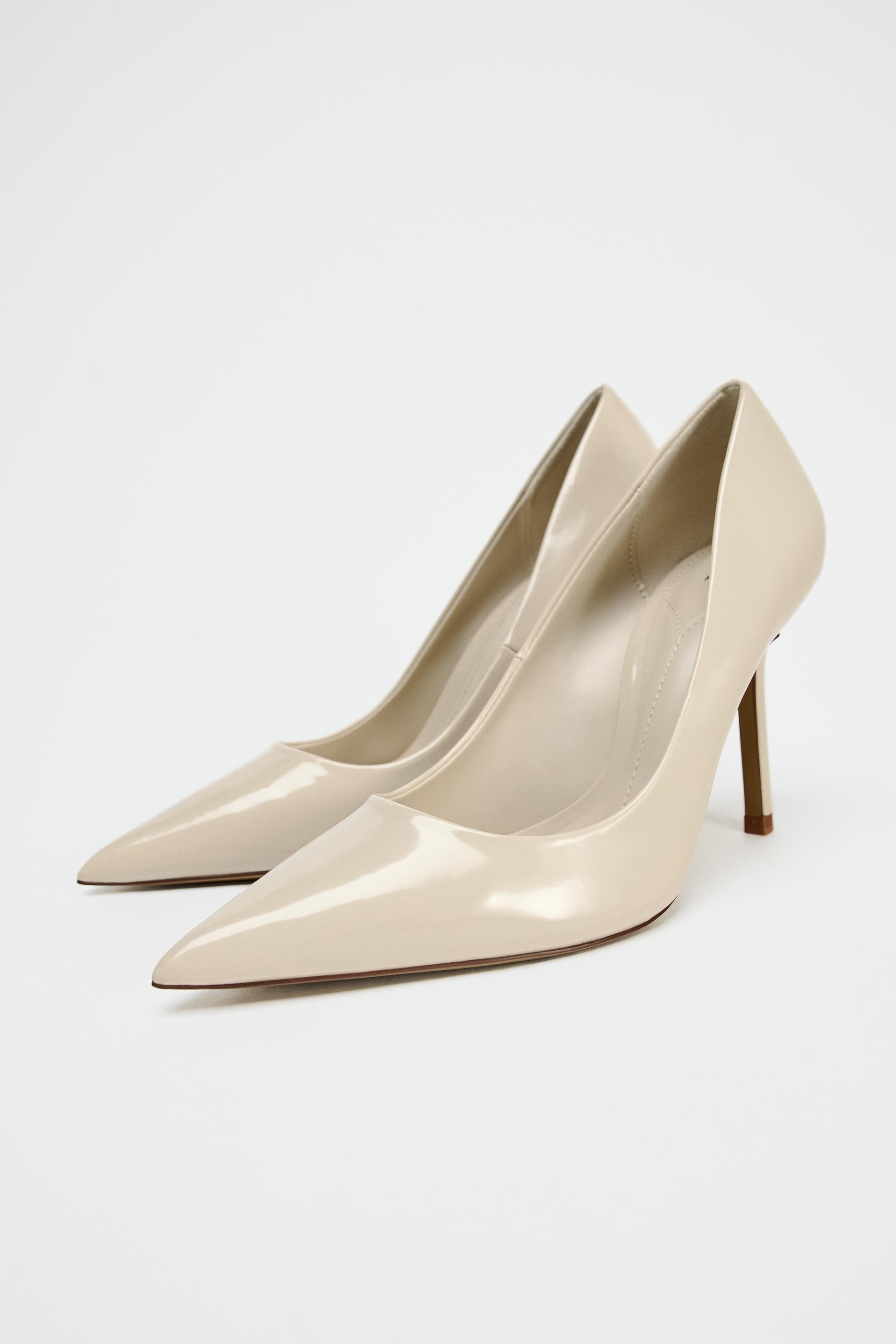 Stiletto heel patent effect high heels. Pointed toes and round topline.