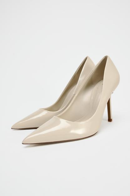 Stiletto heel patent effect high heels. Pointed toes and round topline.